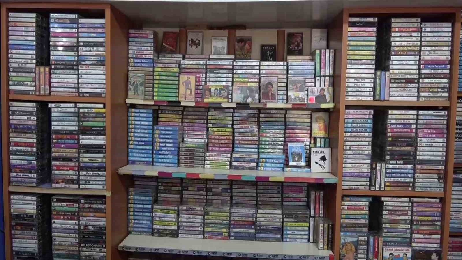 Emekli olunca evdeki kaset ve plaklarla iş yeri açtı
