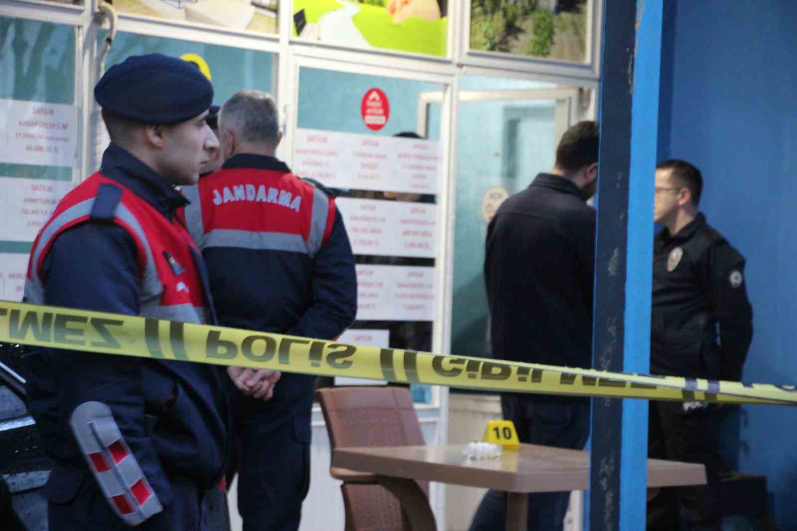 Emekli polis dehşet saçtı: Eşini ve MHP ilçe başkanını silahla vurarak öldürdü
