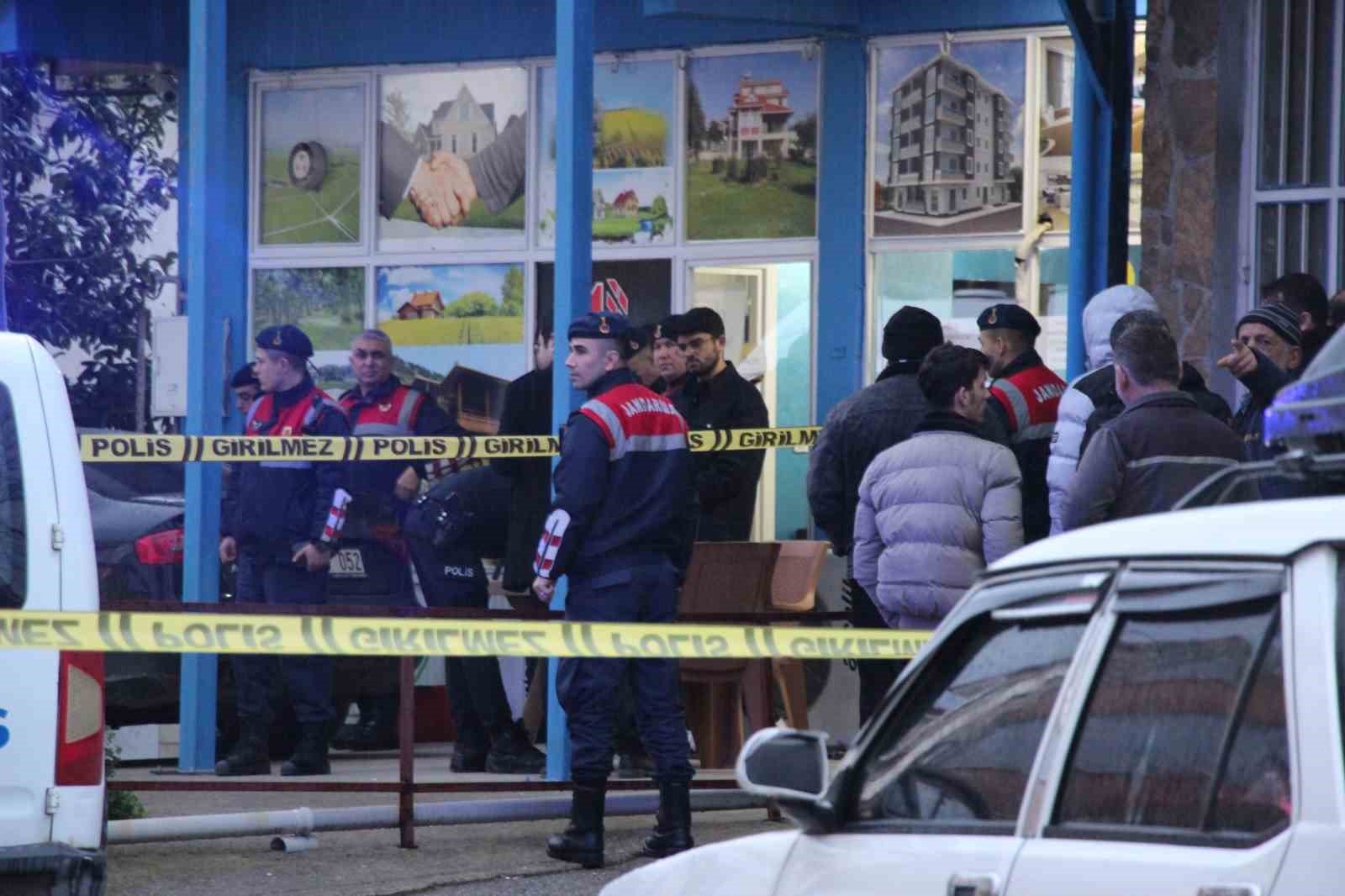 Emekli polis dehşet saçtı: Eşini ve MHP ilçe başkanını silahla vurarak öldürdü
