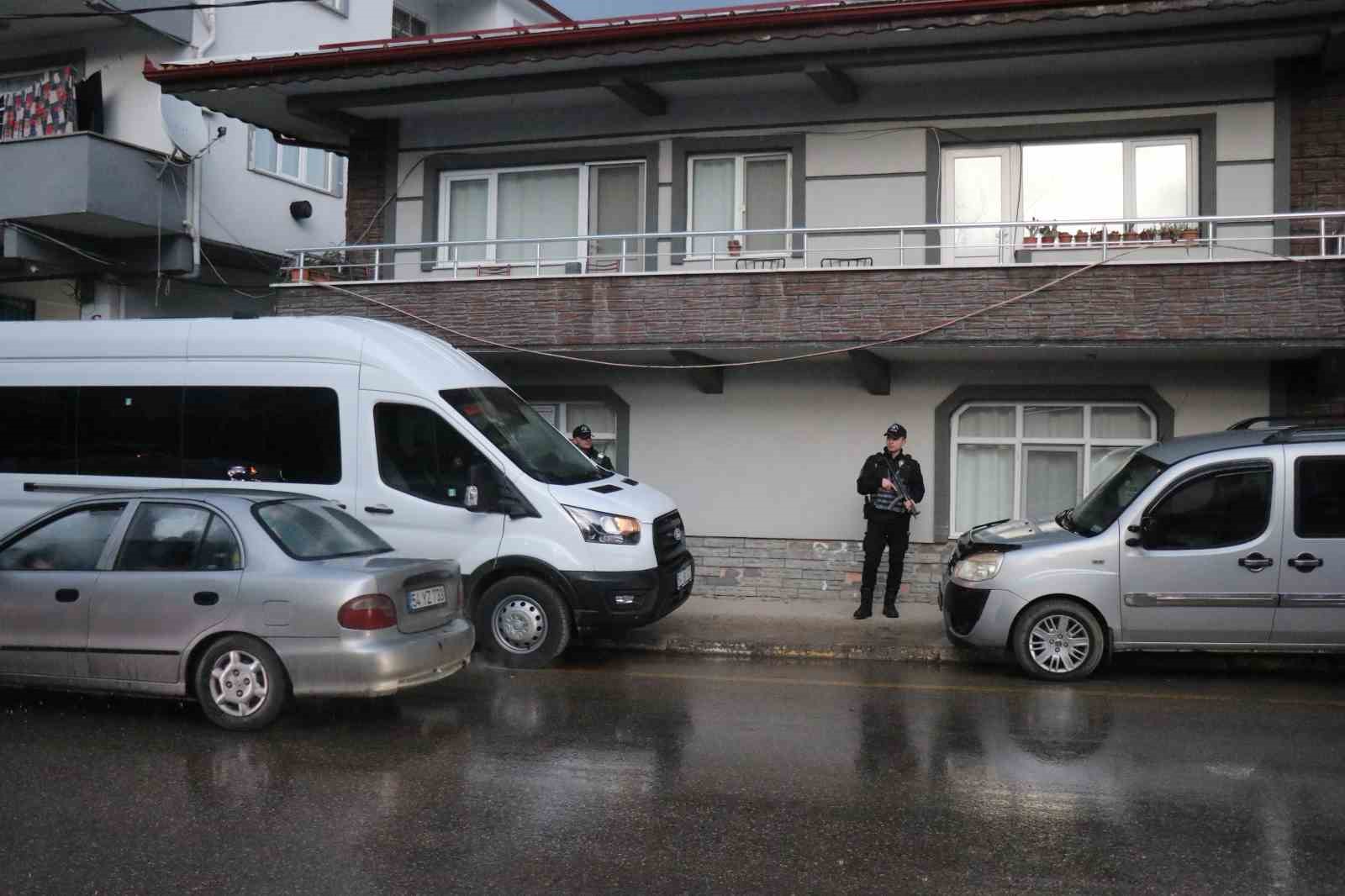 Emekli polis dehşet saçtı: Eşini ve MHP ilçe başkanını silahla vurarak öldürdü
