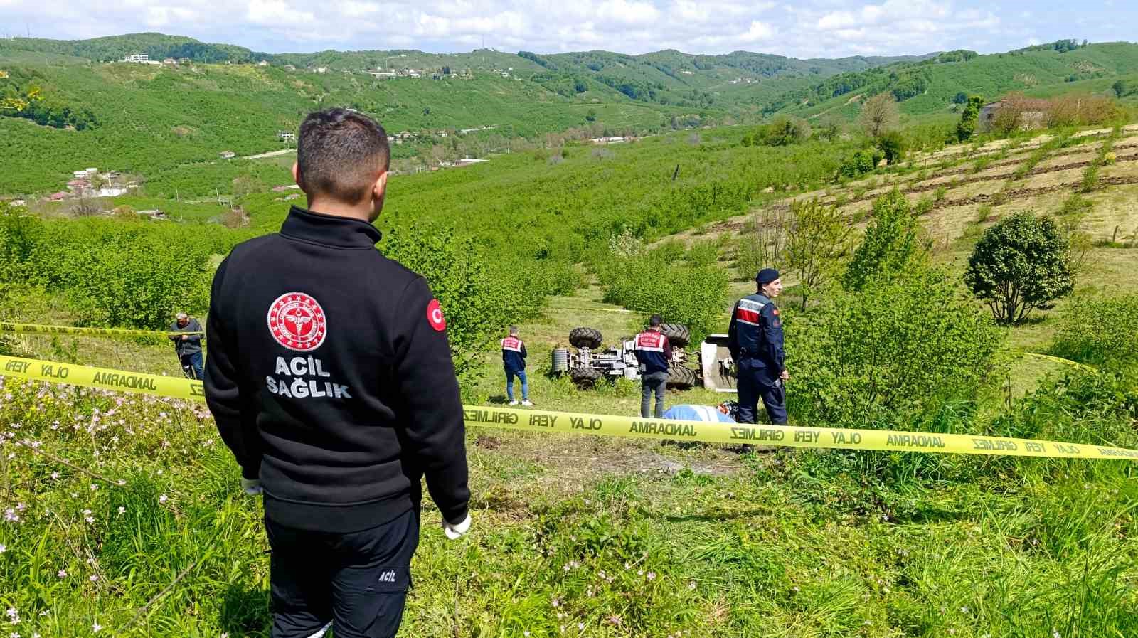 Emekli polis devrilen traktörün altında can verdi
