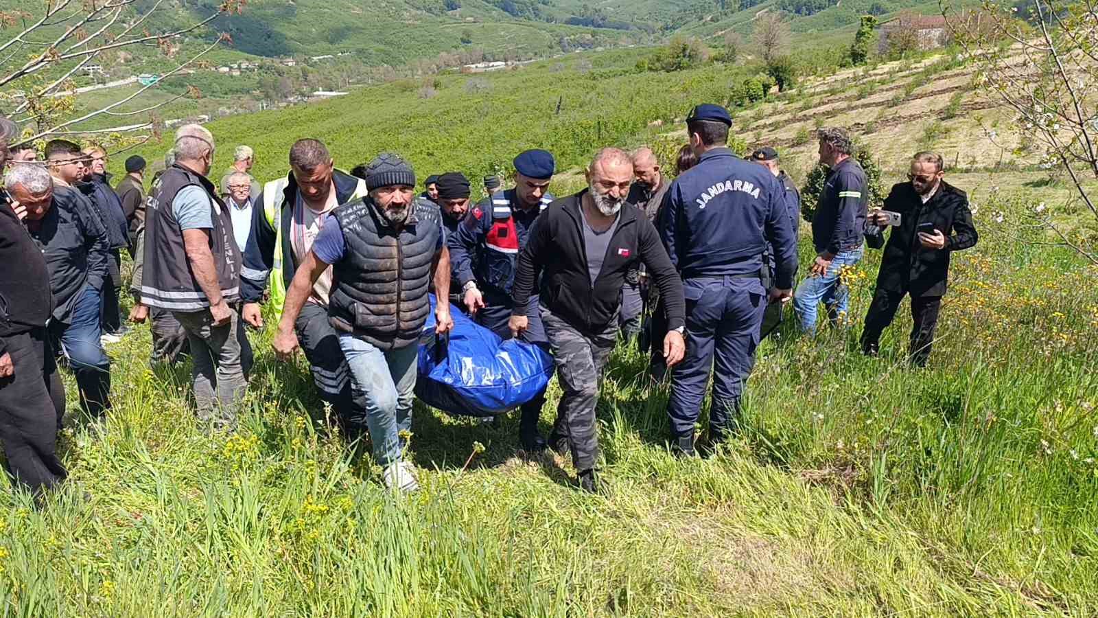 Emekli polis devrilen traktörün altında can verdi
