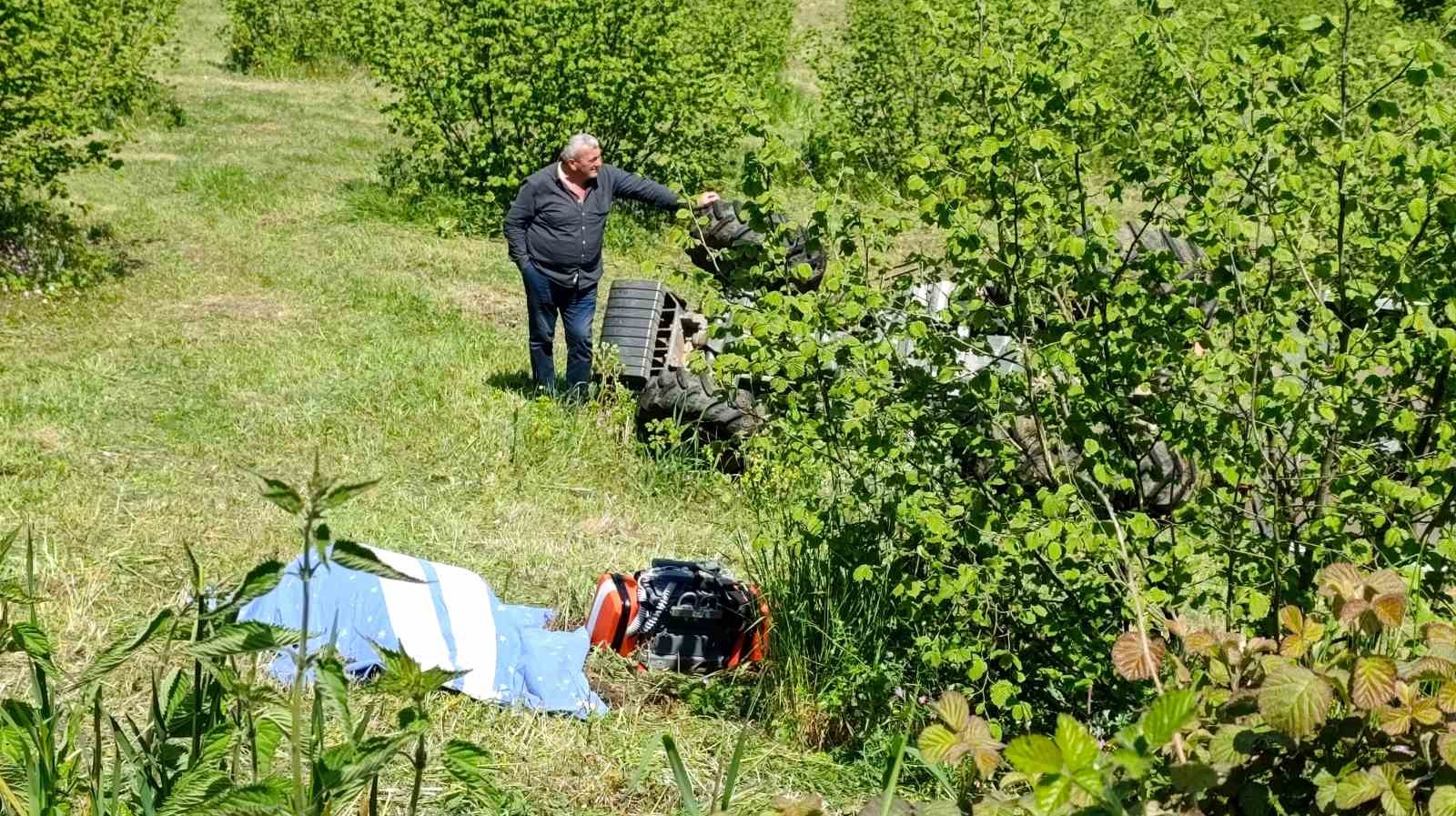 Emekli polis devrilen traktörün altında can verdi
