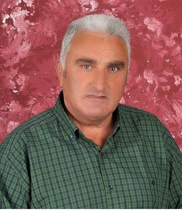 Emekli polis devrilen traktörün altında can verdi
