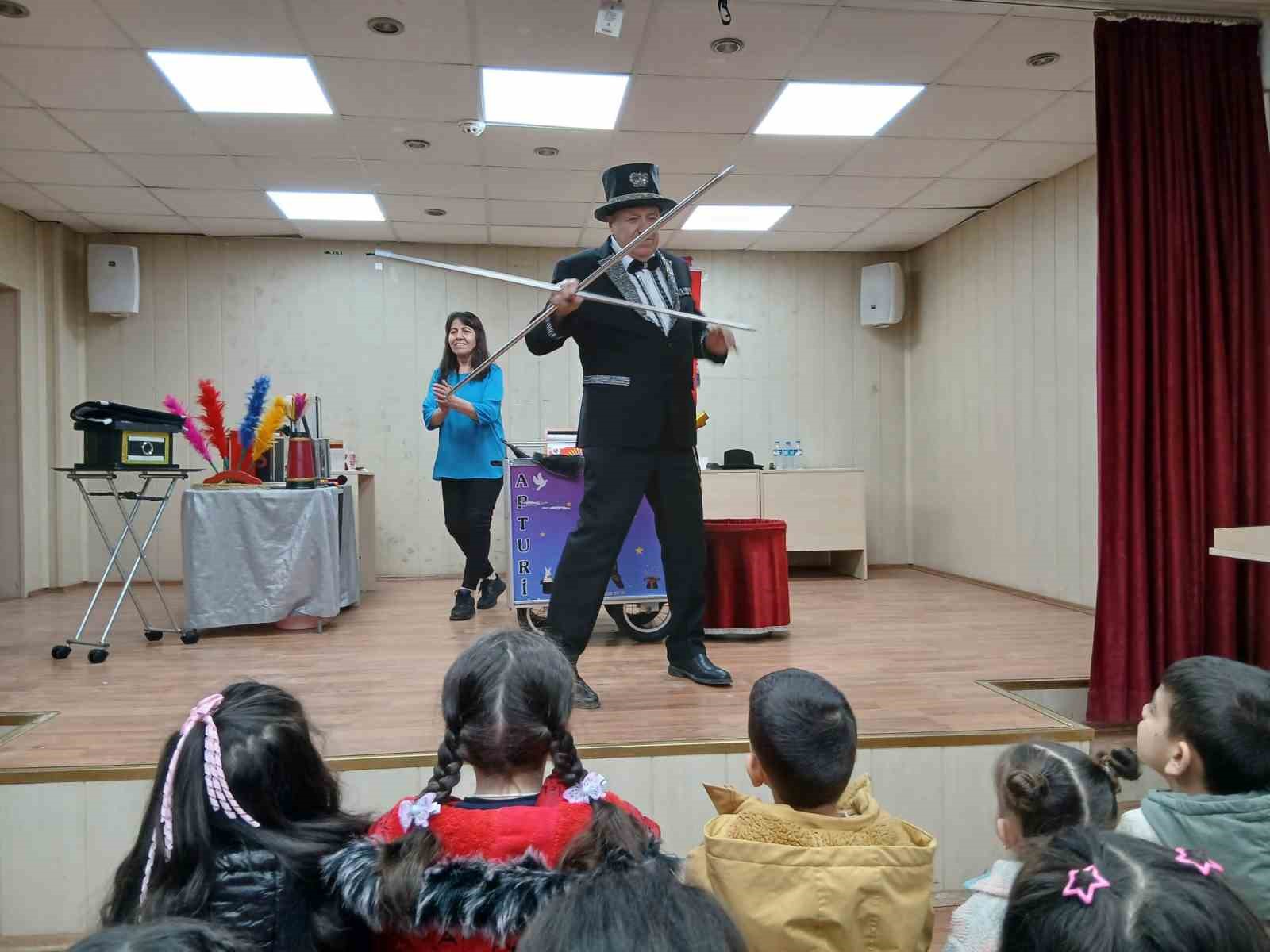Emekli polis memuru memleketinde öğrencilere sihirbaz gösterisiyle unutulmaz anlar yaşattı
