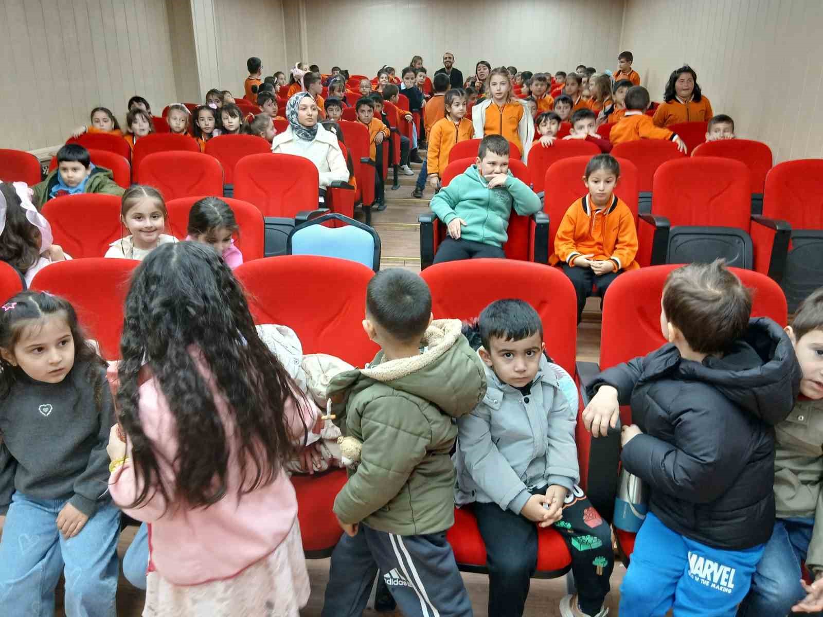 Emekli polis memuru memleketinde öğrencilere sihirbaz gösterisiyle unutulmaz anlar yaşattı
