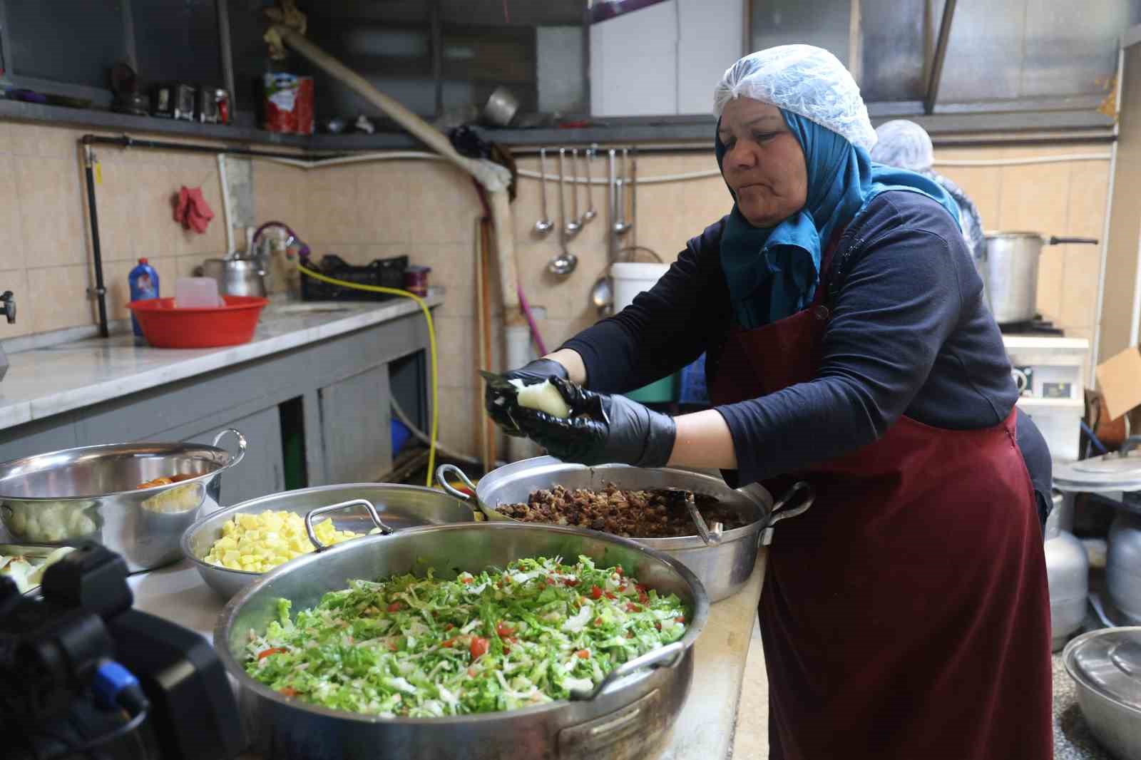 Emekli Sema öğretmen aşevinde engelli ve kimsesizlere "anne" oldu
