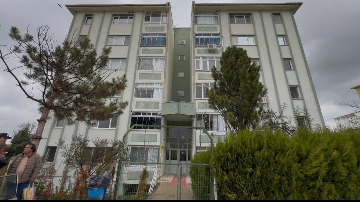 Emekli uzman çavuşun öldürdüğü 16 yaşındaki kızı ve eşi Eskişehir’de toprağa verildi
