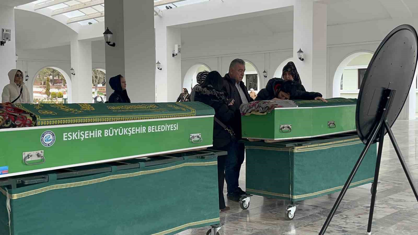 Emekli uzman çavuşun öldürdüğü 16 yaşındaki kızı ve eşi Eskişehir’de toprağa verildi
