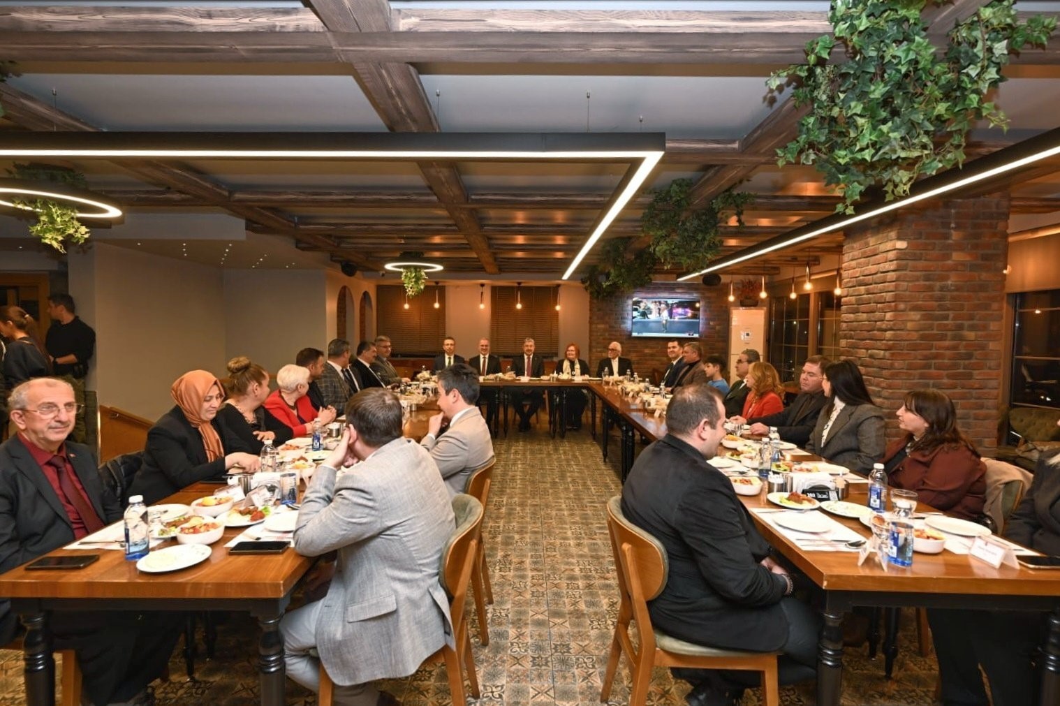 Emekliliğe ayrılacak Eskişehir Valiliği Yazı İşleri Müdürü için veda yemeği
