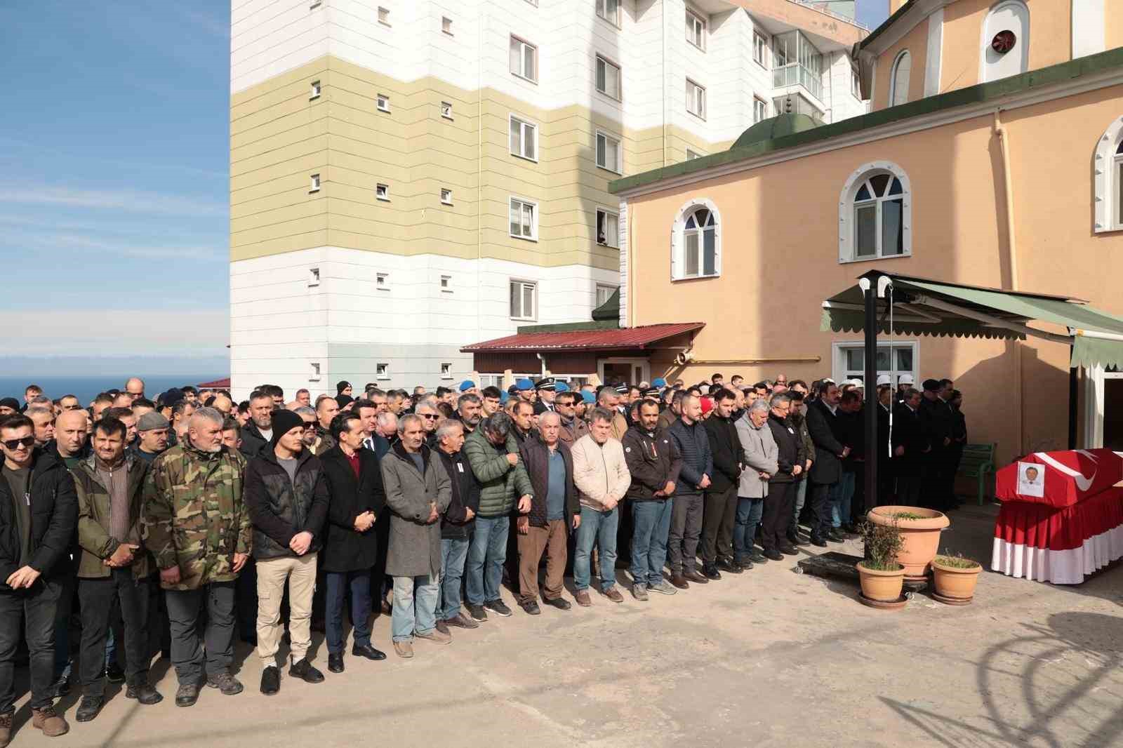 Emekliliğine 4 gün kala hayatını kaybeden polis memuru toprağa verildi
