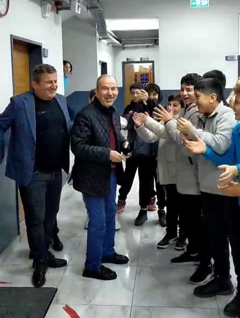 Emekliye ayrılan 42 yıllık öğretmene duygusal veda
