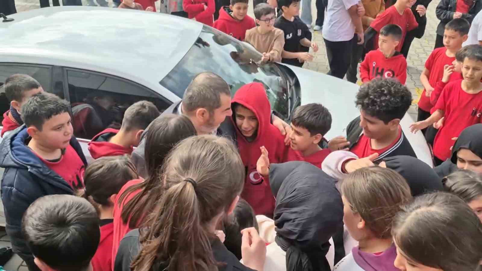Emekliye ayrılan öğretmene ’Hatıran Yeter’ şarkısı ile duygusal veda
