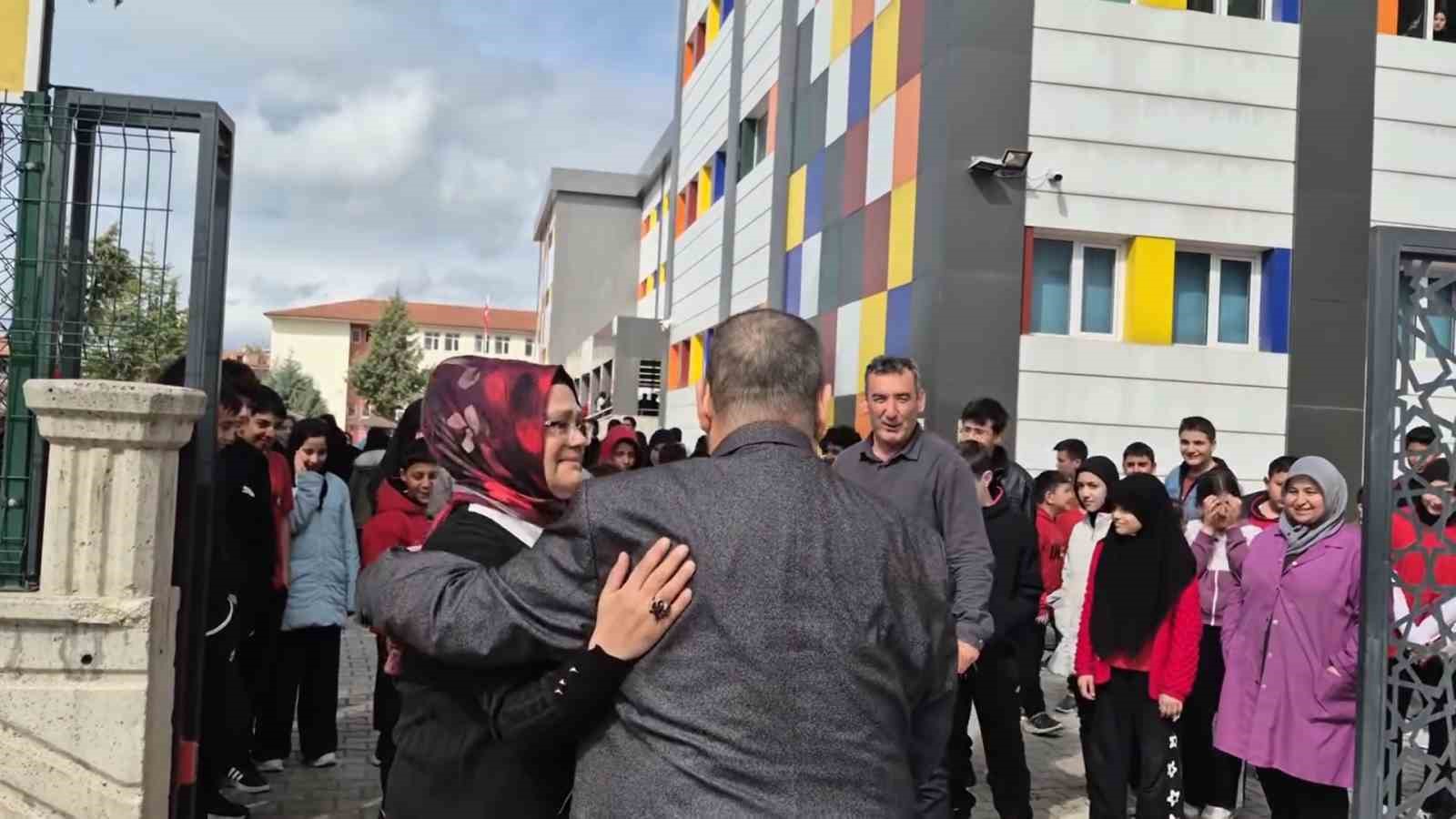 Emekliye ayrılan öğretmene ’Hatıran Yeter’ şarkısı ile duygusal veda
