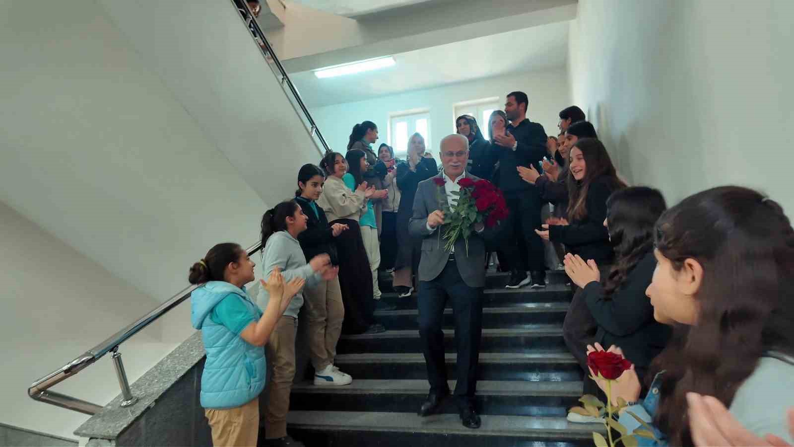 Emekliye ayrılan okul müdürüne veda
