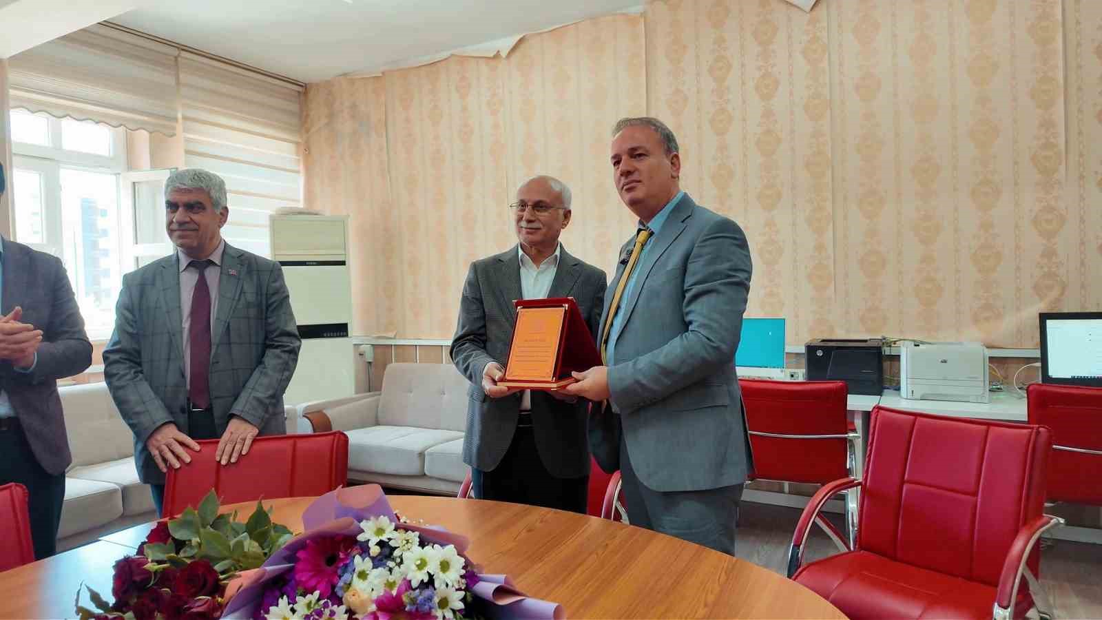 Emekliye ayrılan okul müdürüne veda
