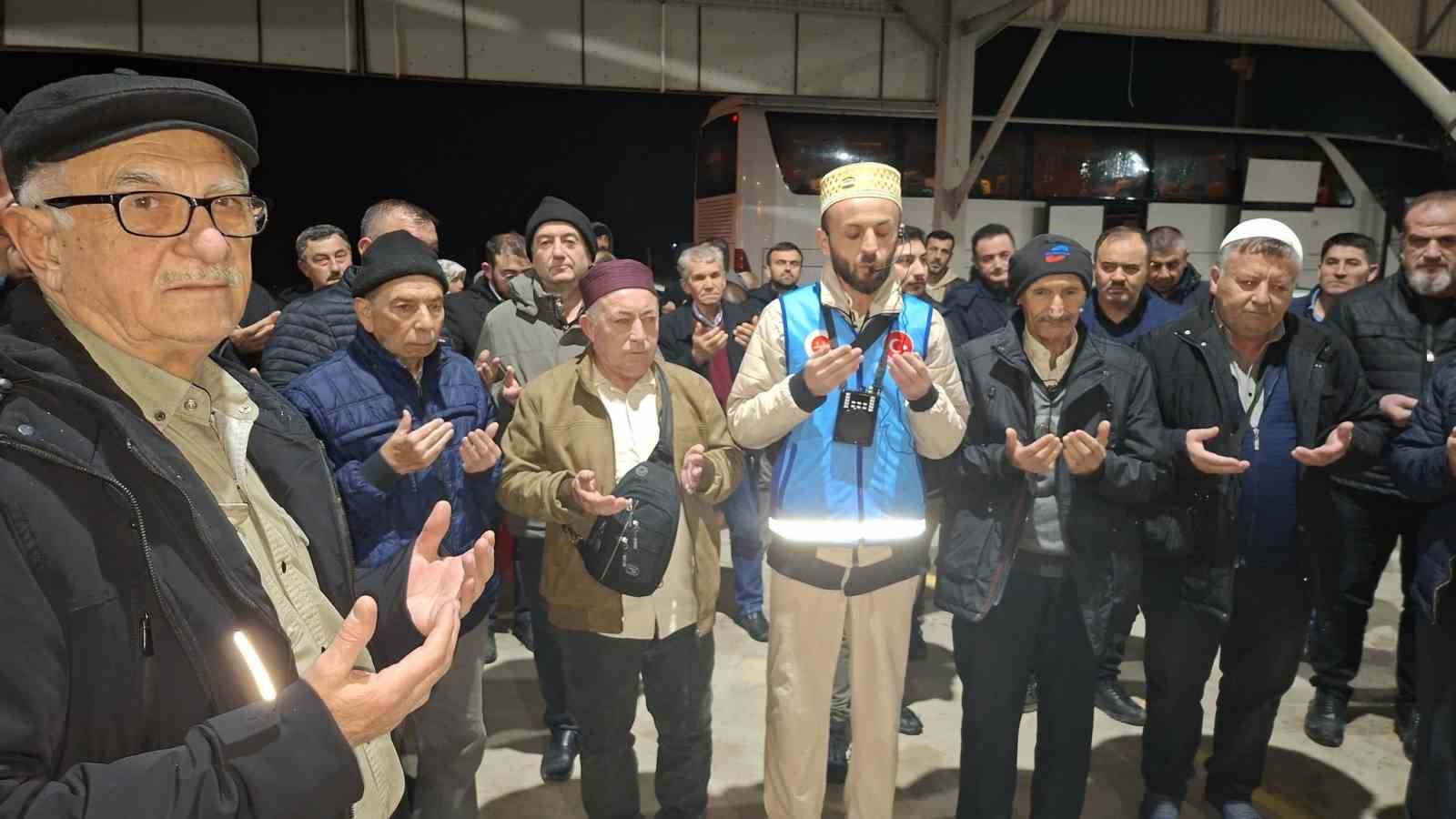 Emet ve Hisarcık’tan 29 umreci dualarla kutsal topraklara uğurlandı
