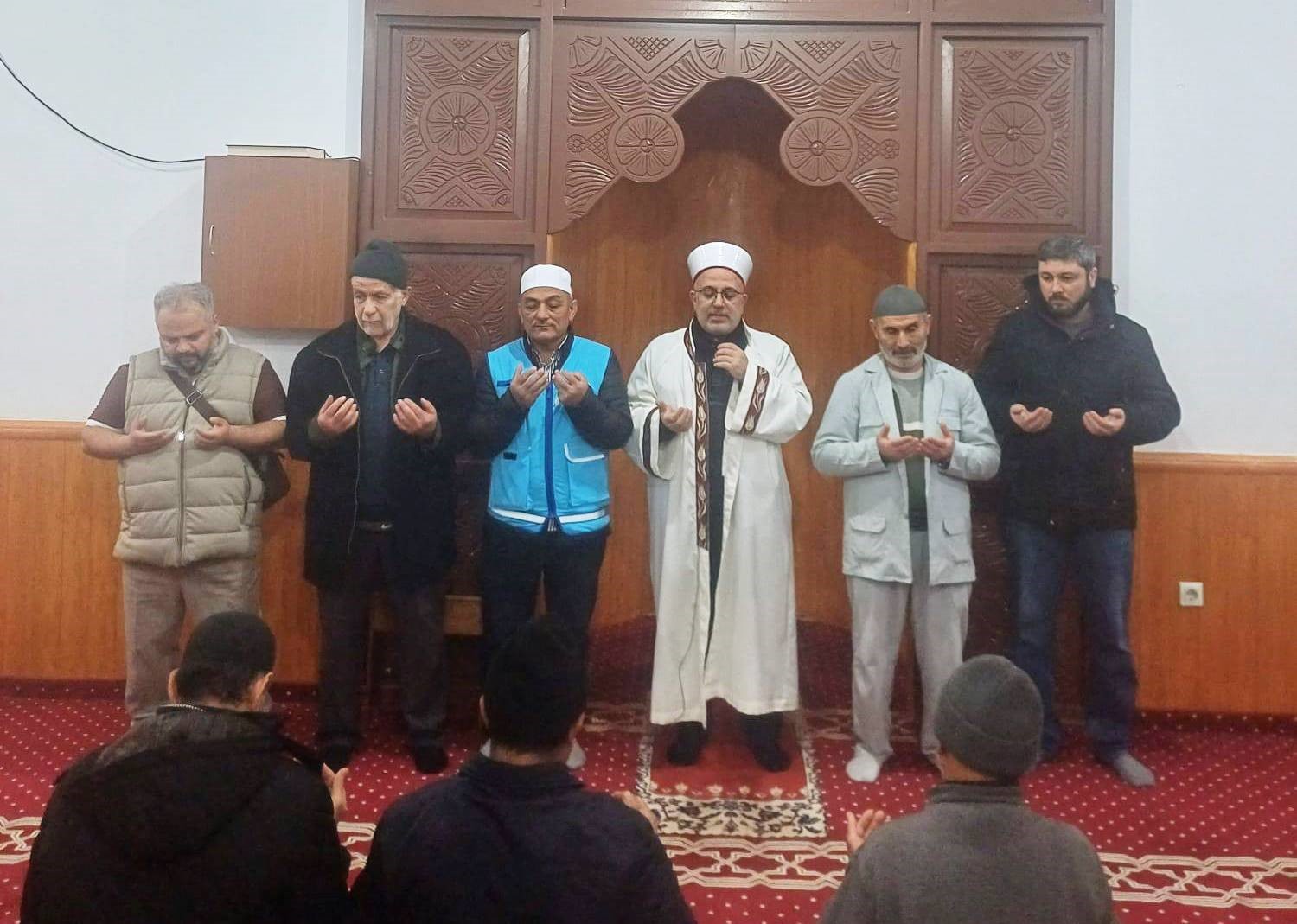 Emet’te 15 umreci dualarla uğurlandı
