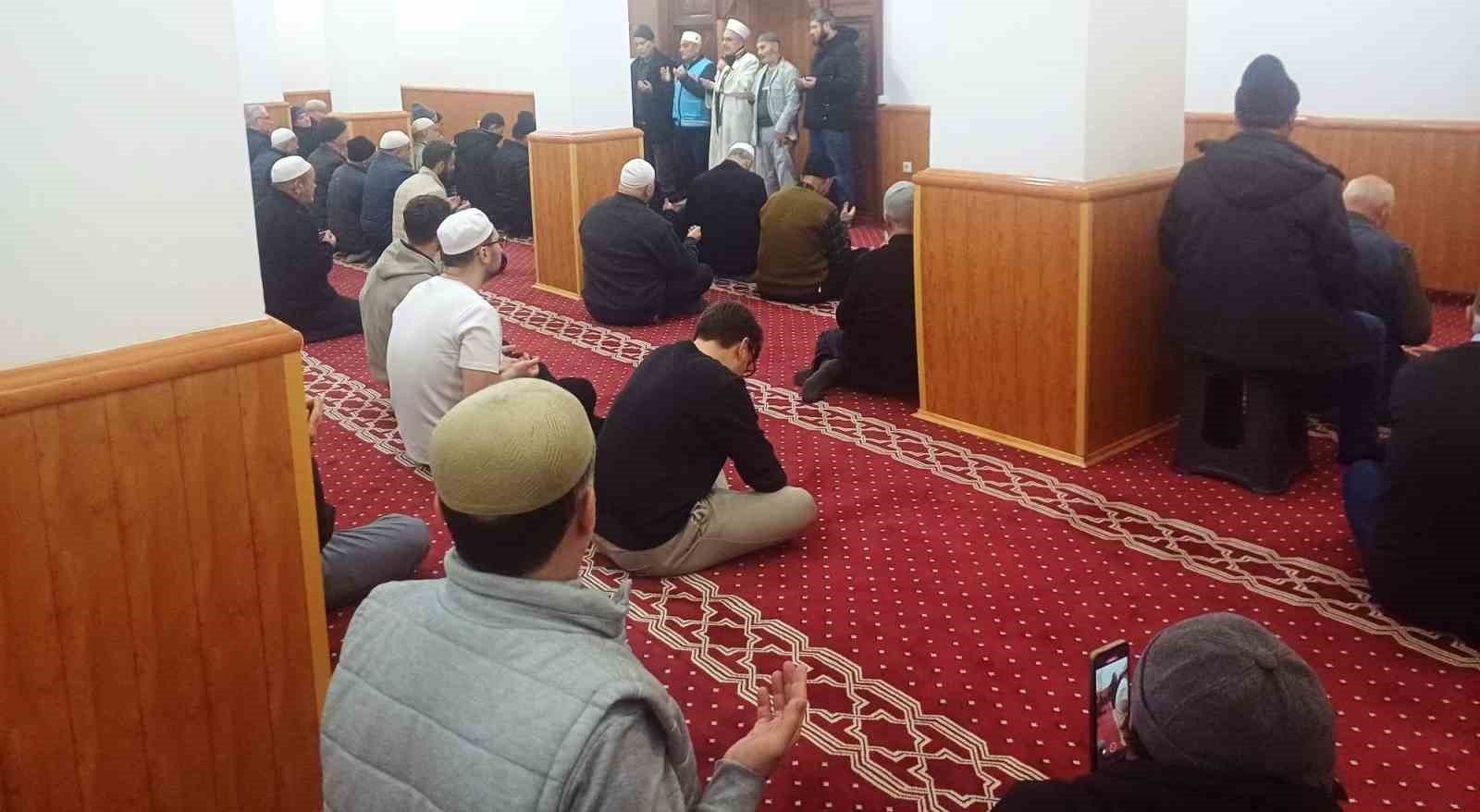 Emet’te 15 umreci dualarla uğurlandı
