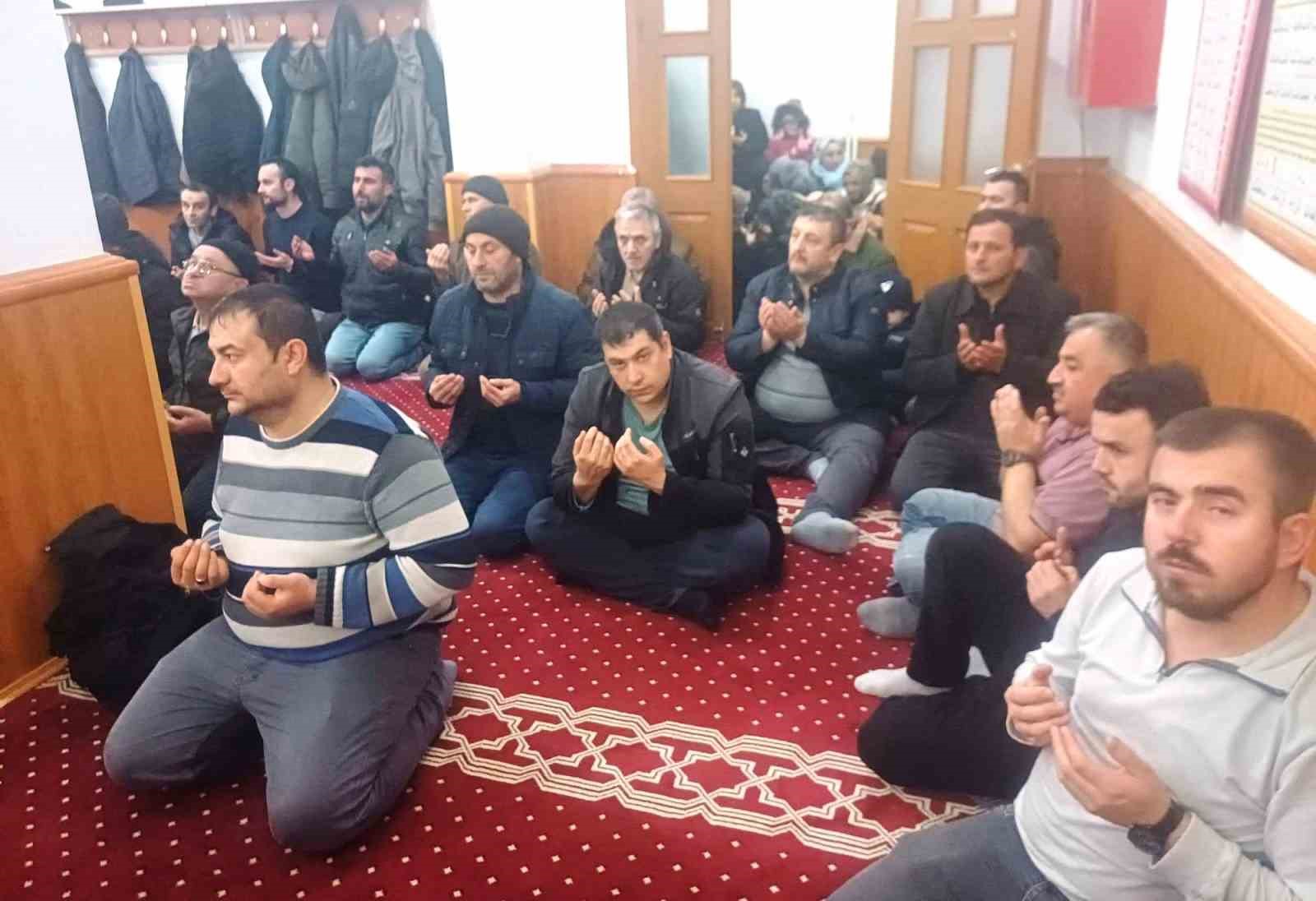 Emet’te 15 umreci dualarla uğurlandı
