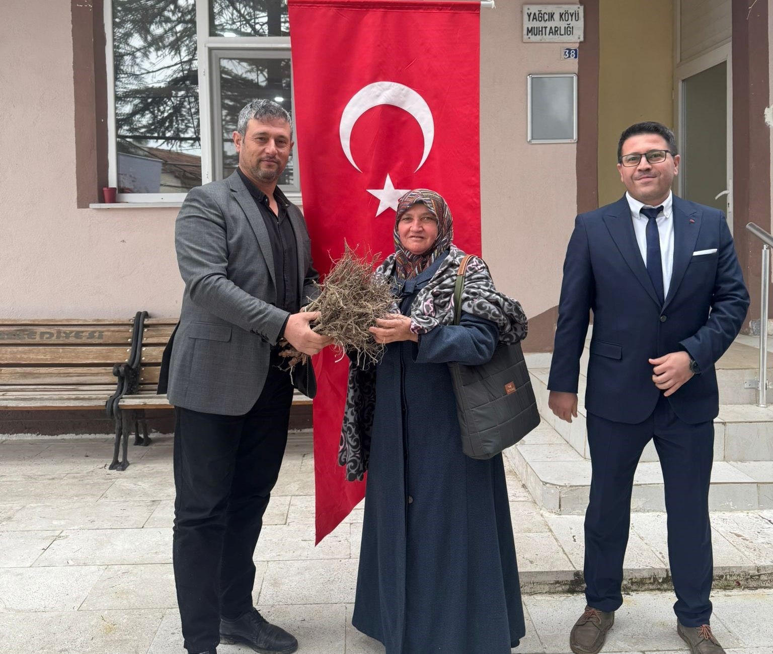 Emet’te 35 üreticiye 980 adet üzüm fidanı dağıtıldı
