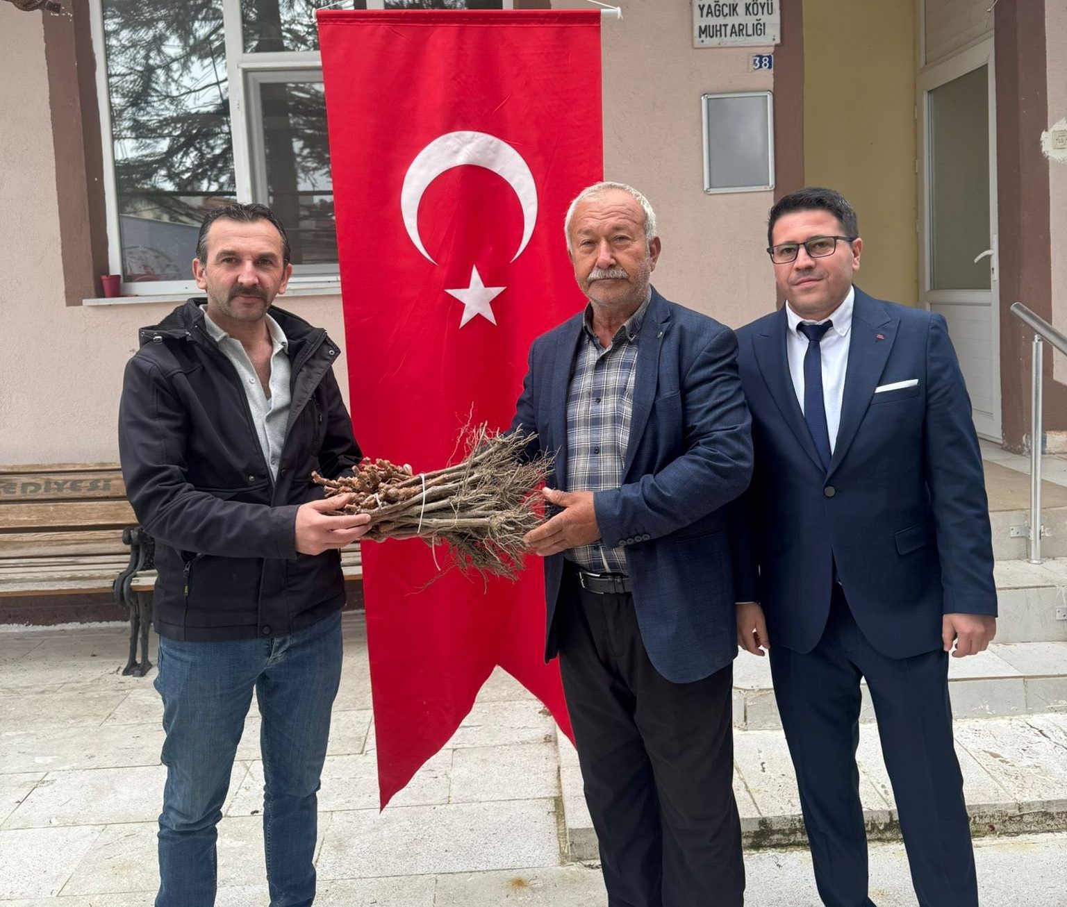 Emet’te 35 üreticiye 980 adet üzüm fidanı dağıtıldı
