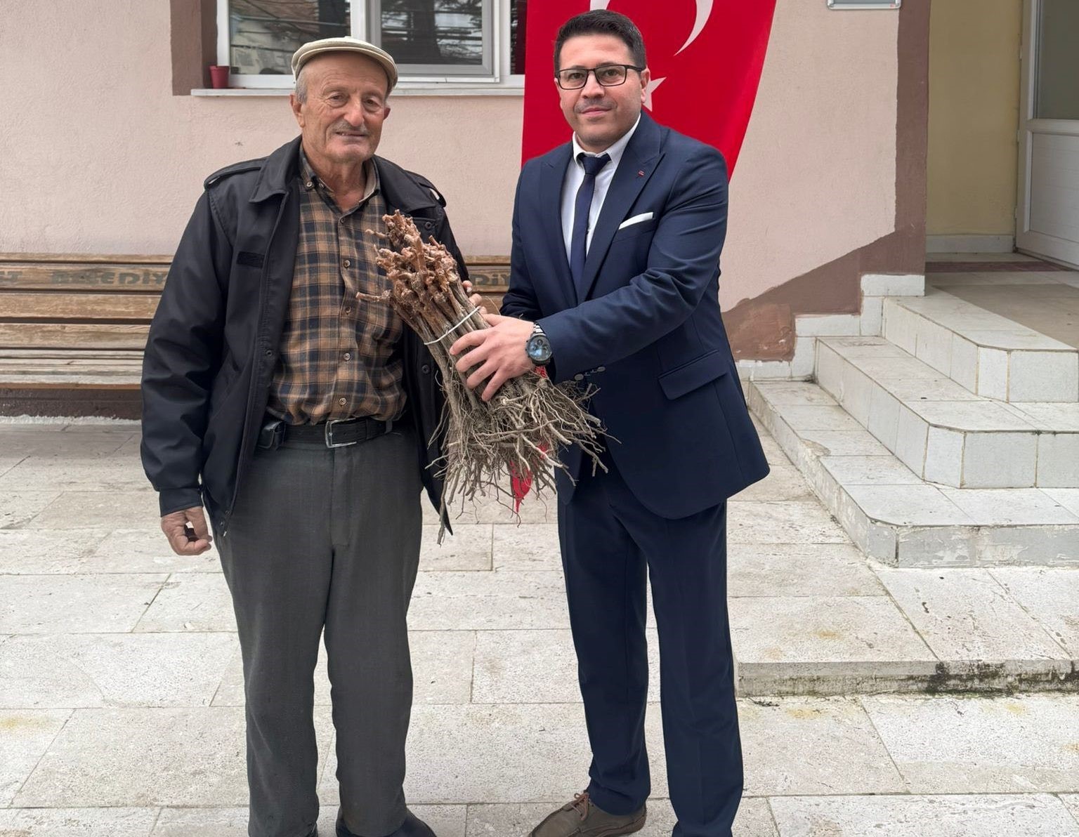 Emet’te 35 üreticiye 980 adet üzüm fidanı dağıtıldı
