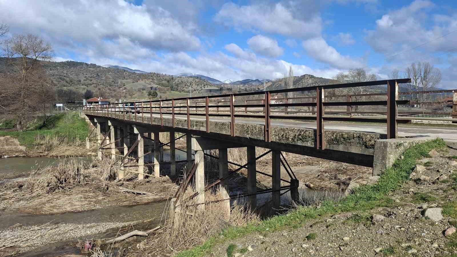Emet’te köy sakinleri eski köprünün yenilenmesini istiyor
