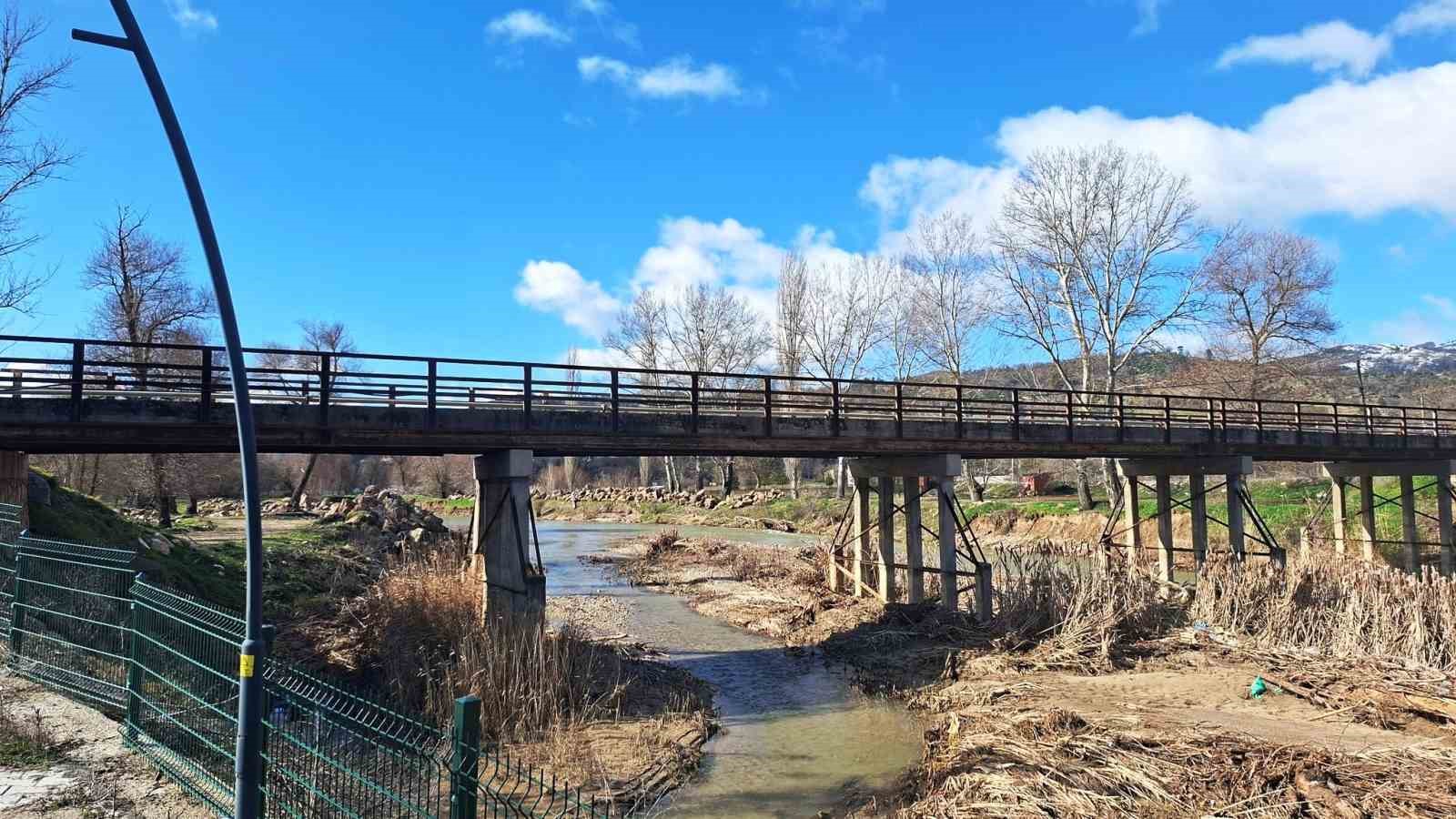 Emet’te köy sakinleri eski köprünün yenilenmesini istiyor
