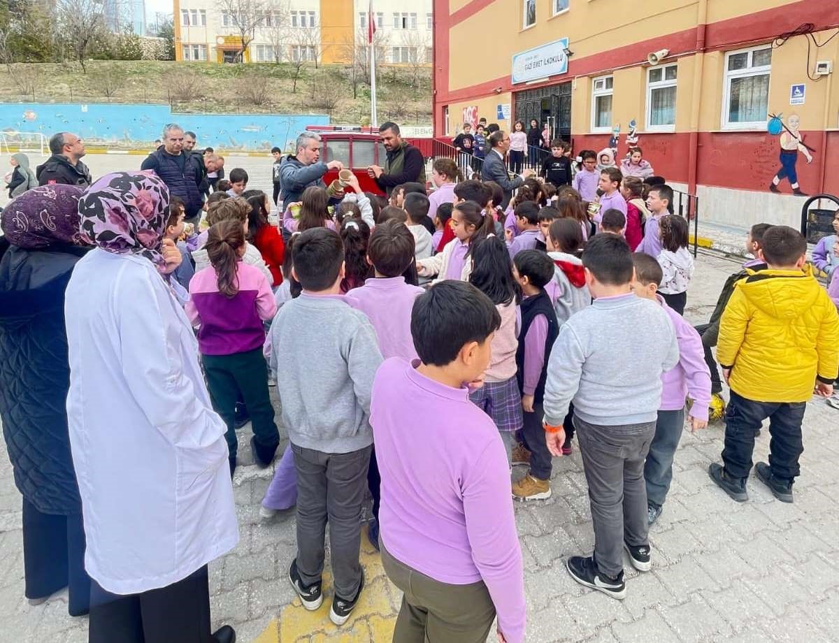 Emet’te öğrenciler karaçam tohumlarını saksılara ekti
