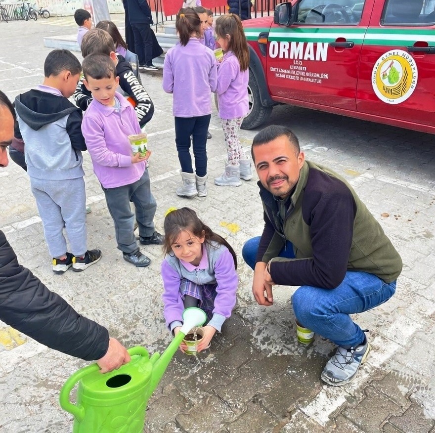 Emet’te öğrenciler karaçam tohumlarını saksılara ekti
