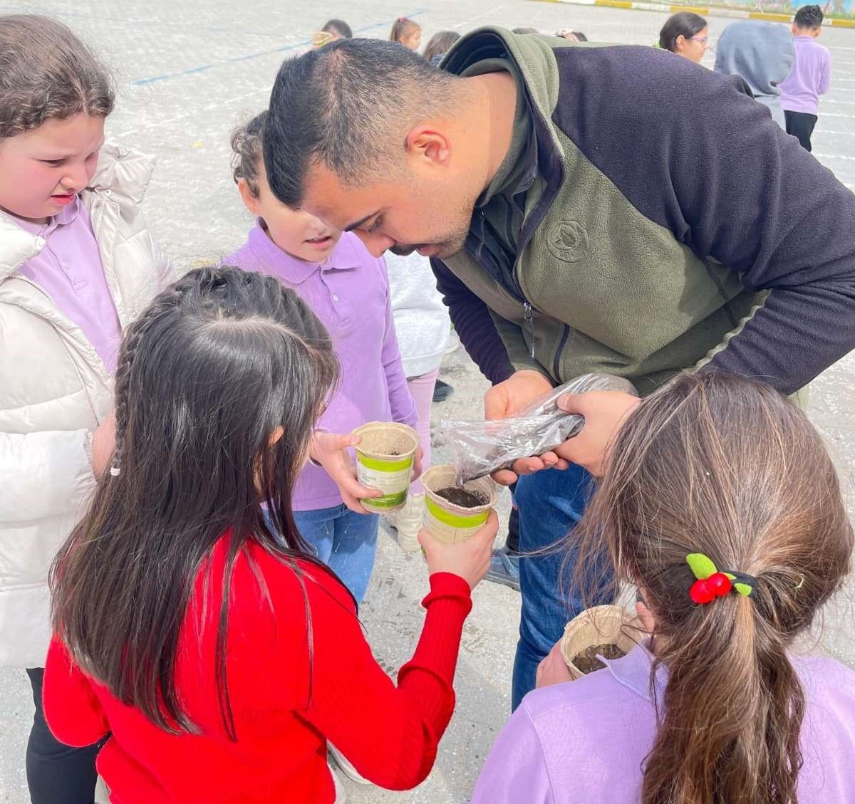 Emet’te öğrenciler karaçam tohumlarını saksılara ekti
