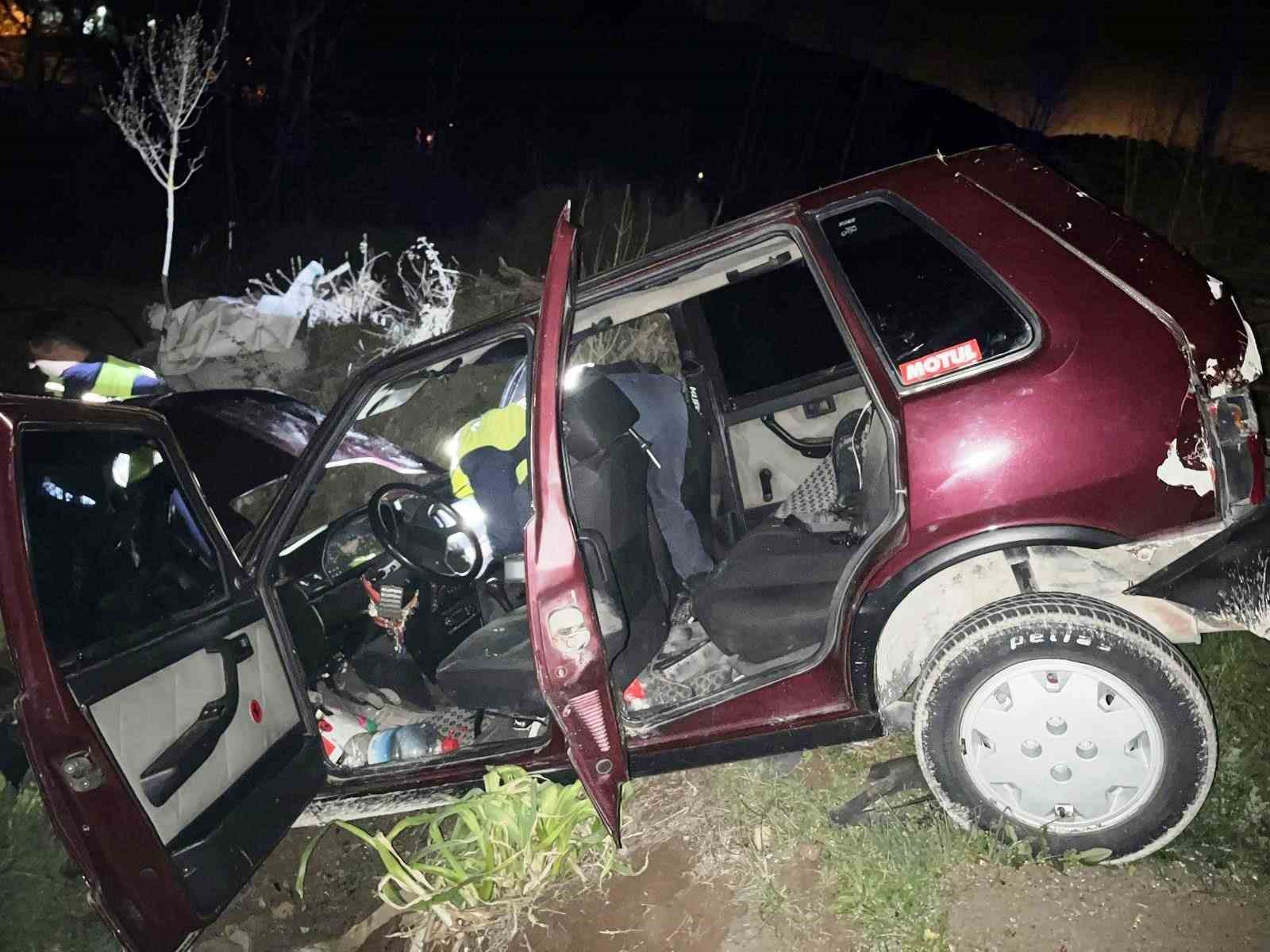 Emet’te otomobil şarampole yuvarlandı: 4 yaralı
