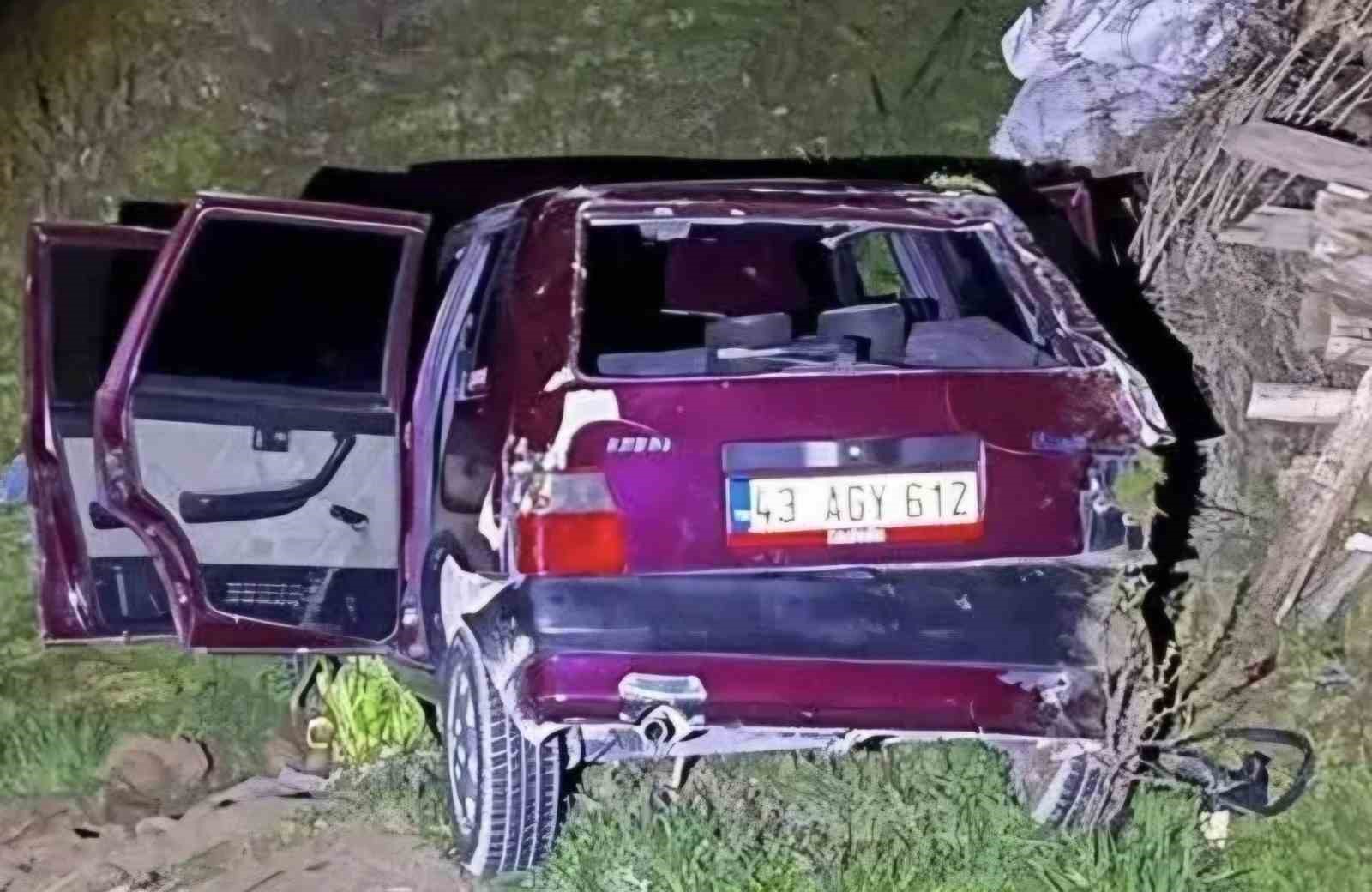 Emet’te otomobil şarampole yuvarlandı: 4 yaralı
