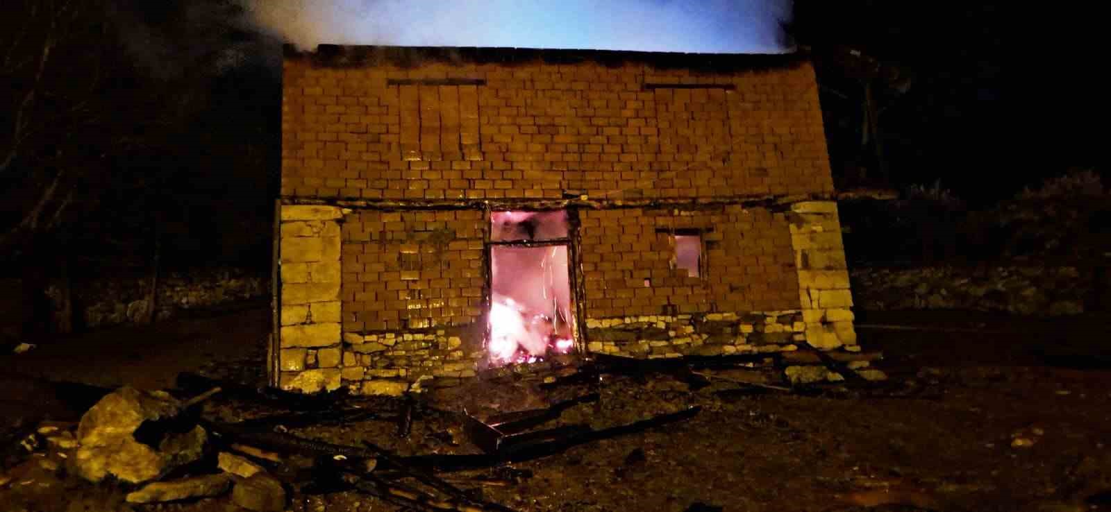 Emet’te samanlık ve ahır yangını korkuttu
