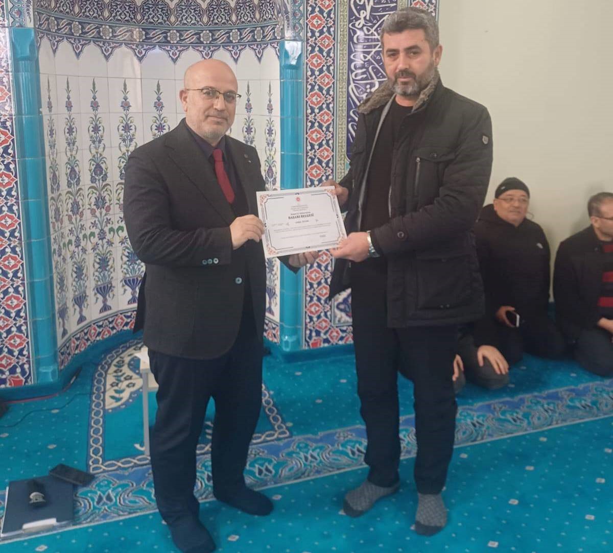 Emet’te Tashih-i Hurûf Kursunu tamamlayan din görevlilerine başarı belgesi

