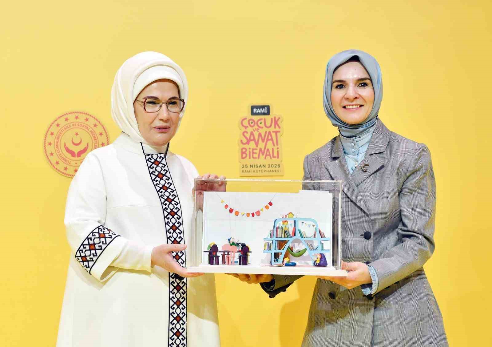 Emine Erdoğan: "Ailelerimiz, mutlaka çocuklarını Türk edebiyatına teşvik etmeli"
