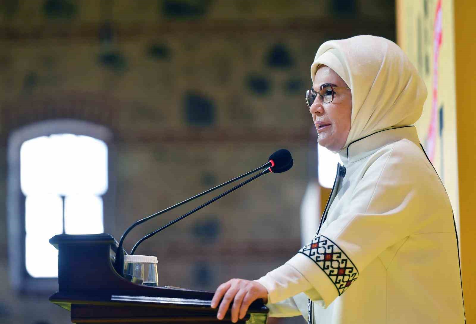 Emine Erdoğan: "Ailelerimiz, mutlaka çocuklarını Türk edebiyatına teşvik etmeli"
