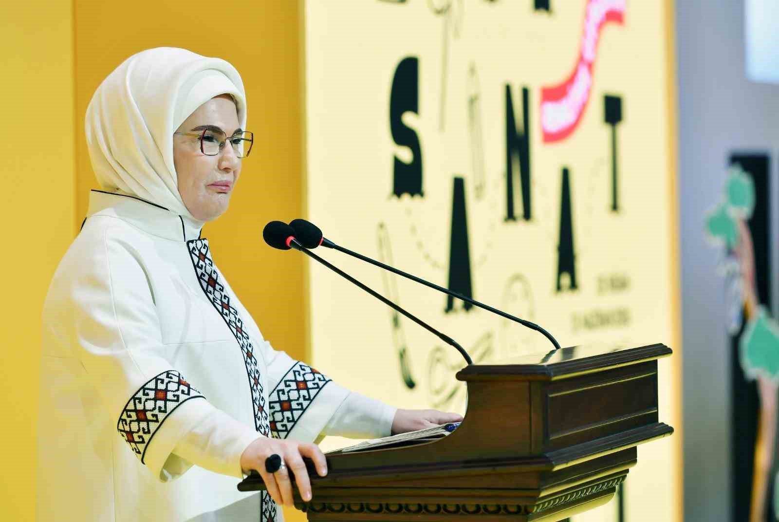 Emine Erdoğan: "Ailelerimiz, mutlaka çocuklarını Türk edebiyatına teşvik etmeli"
