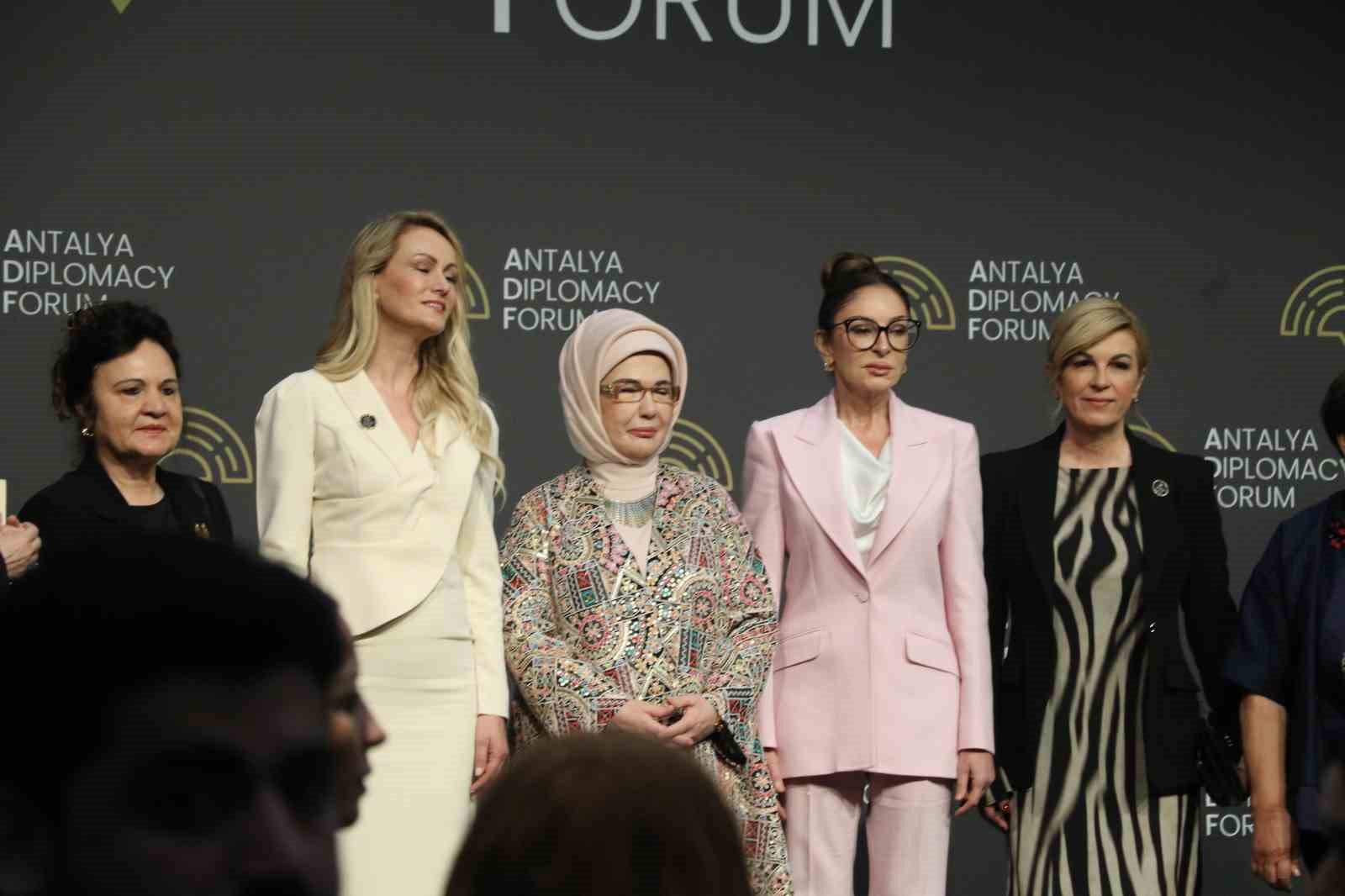 Emine Erdoğan: "Çocuklarımız için şiddeti özendiren ve sıradanlaştıran ne varsa, hangi mecrada ve ne kılıkta olursa olsun kararlılıkla mücadele etmek zorundayız"
