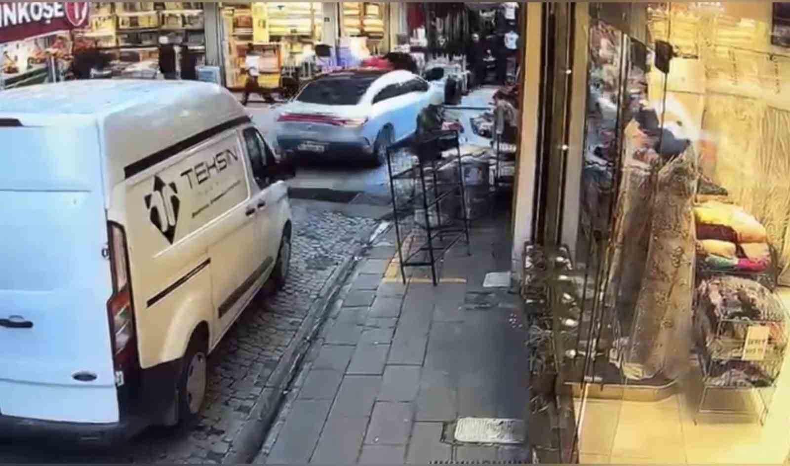 Eminönü’nde fren yerine gaza basan sürücü vatandaşların arasına daldı
