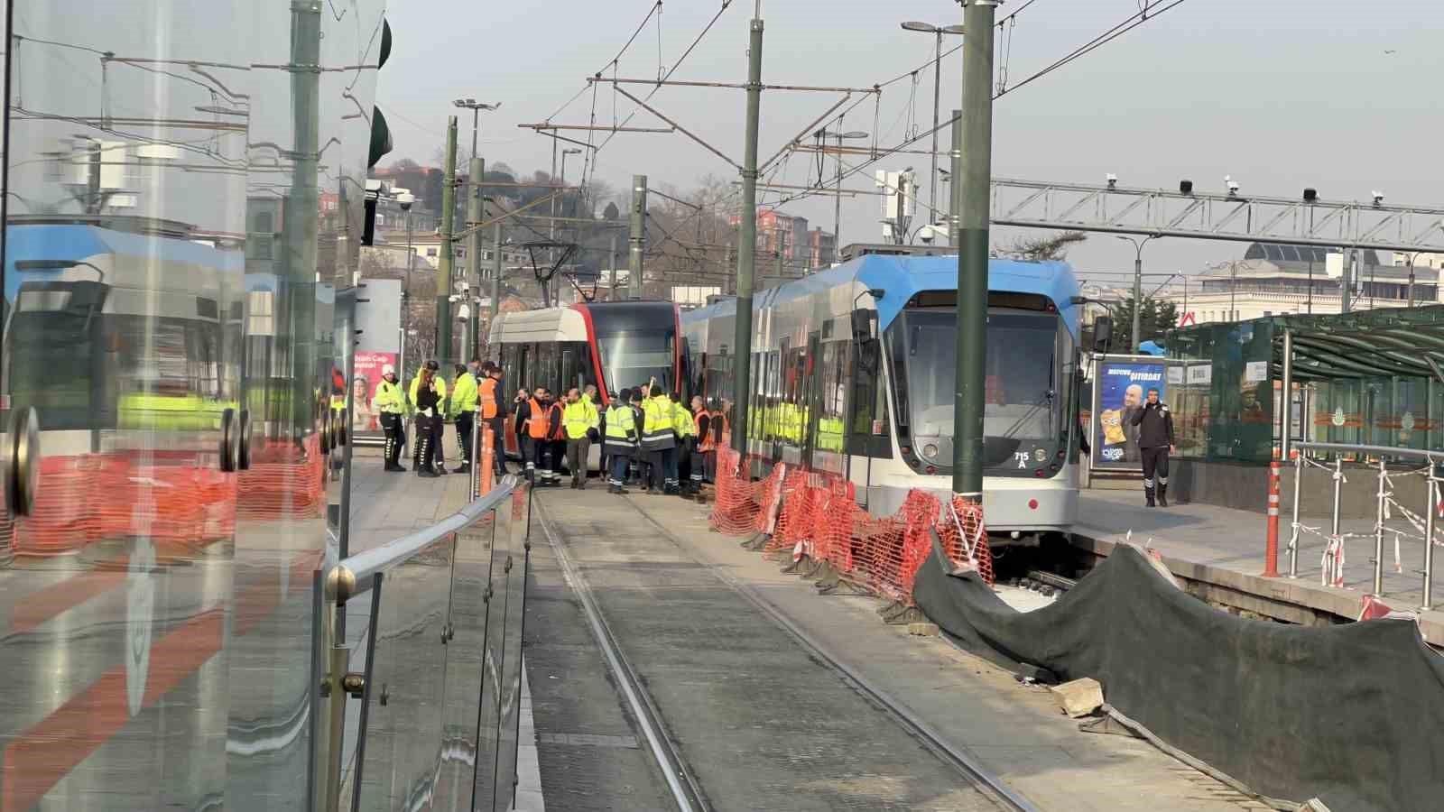 Eminönü’nde tramvay raydan çıktı
