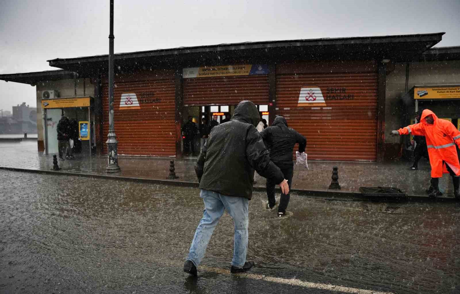 Eminönü’nü su bastı, yollar göle döndü
