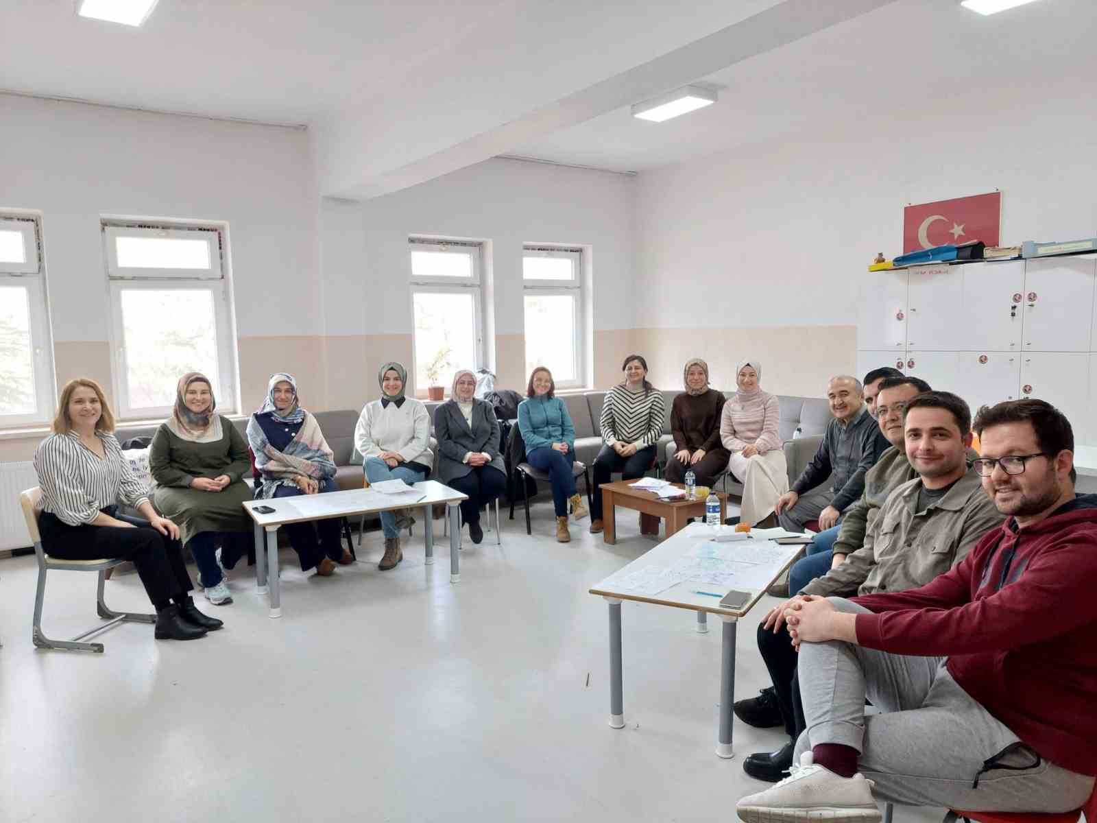 Emirdağ Öğretmen Topluluğu’nda çocuklarla felsefe eğitimi
