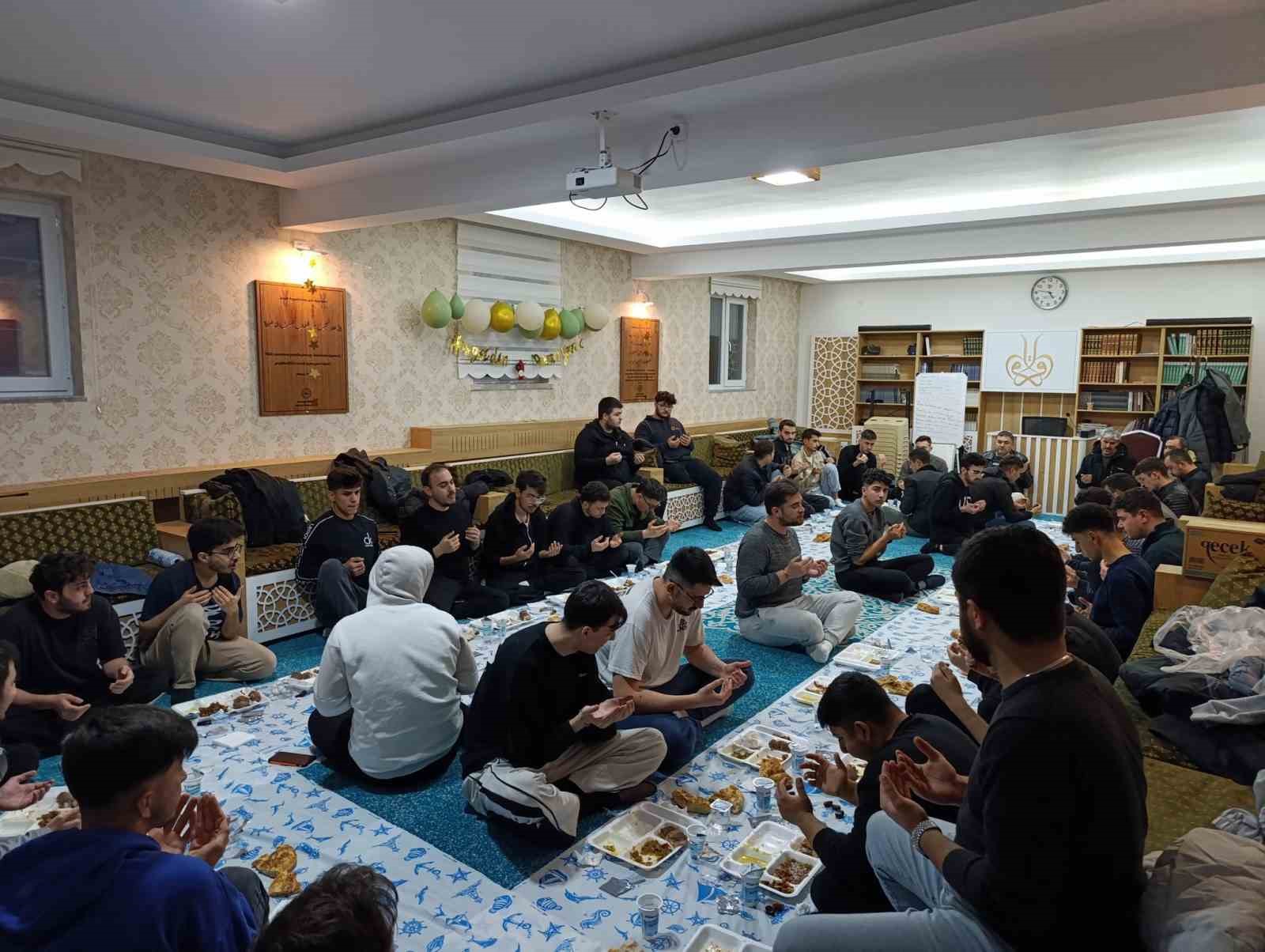 Emirdağ’da üniversiteli öğrencileri iftar programında buluştular
