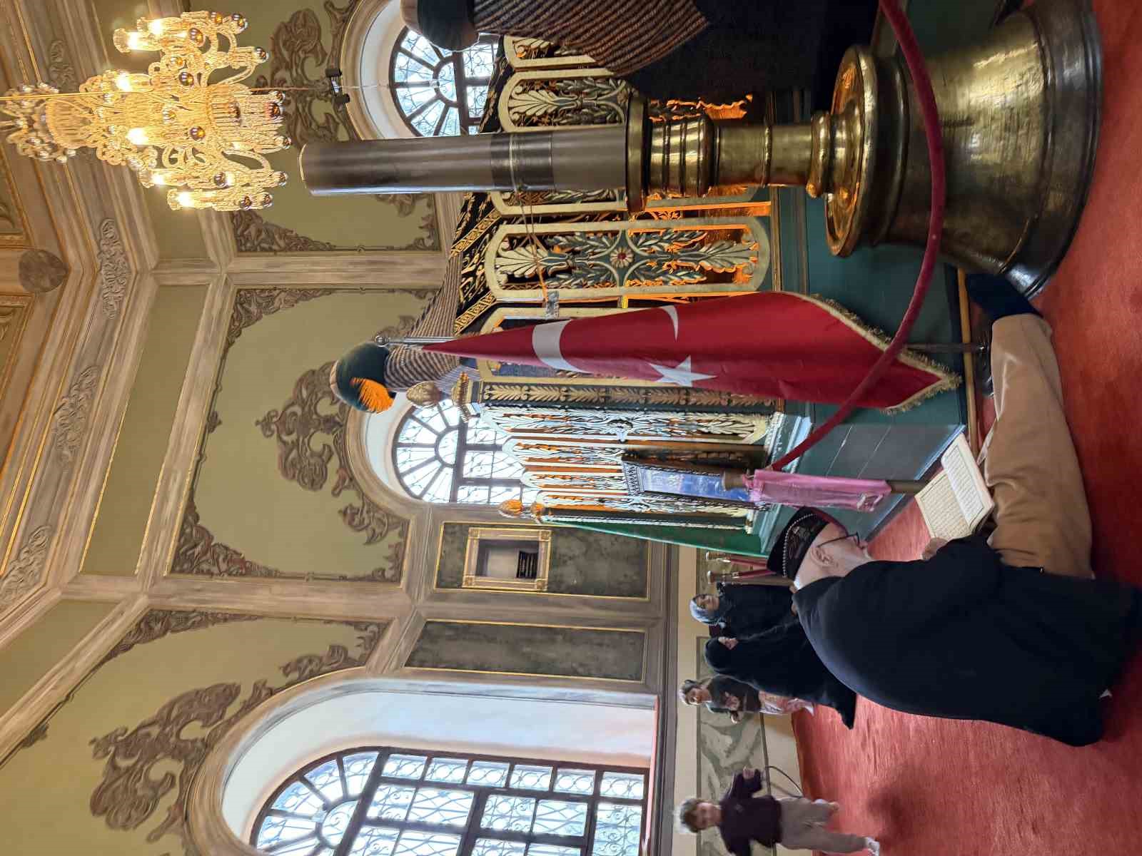 Emirsultan Türbesin’deki sakal-ı şerife ziyaretçi akını
