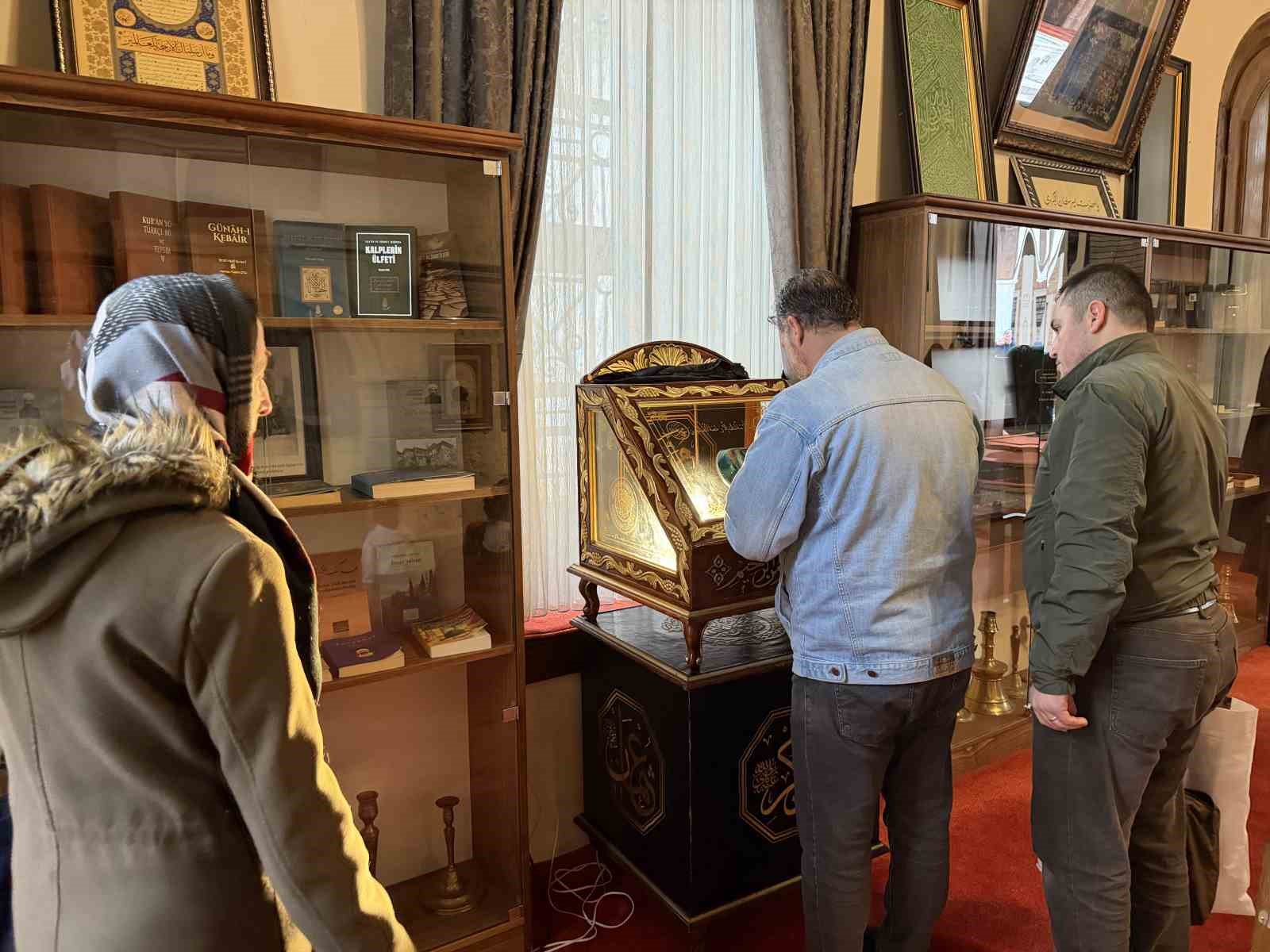 Emirsultan Türbesin’deki sakal-ı şerife ziyaretçi akını
