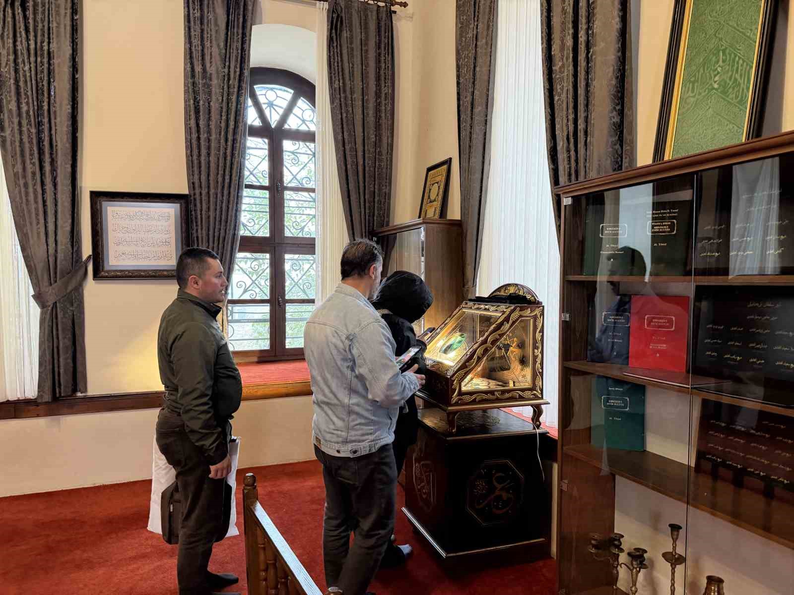 Emirsultan Türbesin’deki sakal-ı şerife ziyaretçi akını
