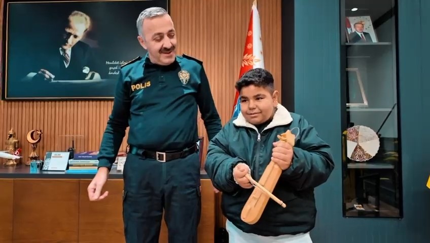 Emniyet kapılarını çocuklara açtı
