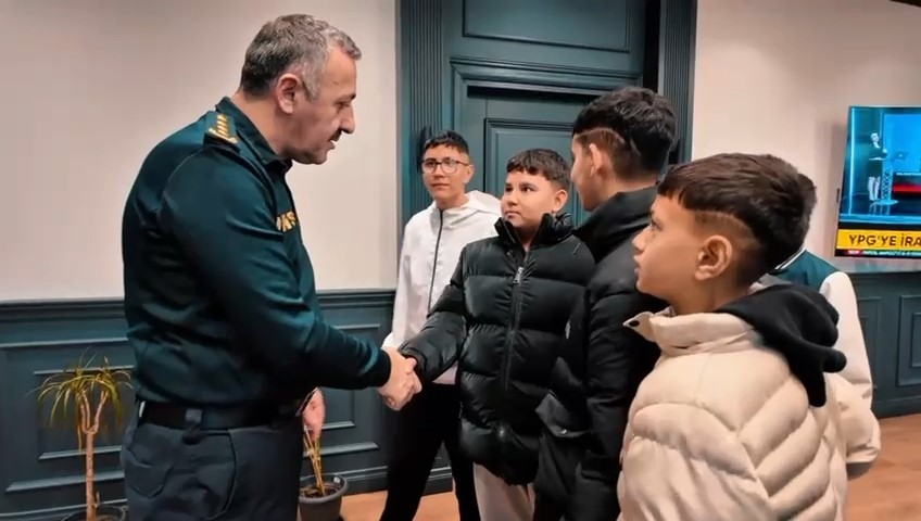 Emniyet kapılarını çocuklara açtı
